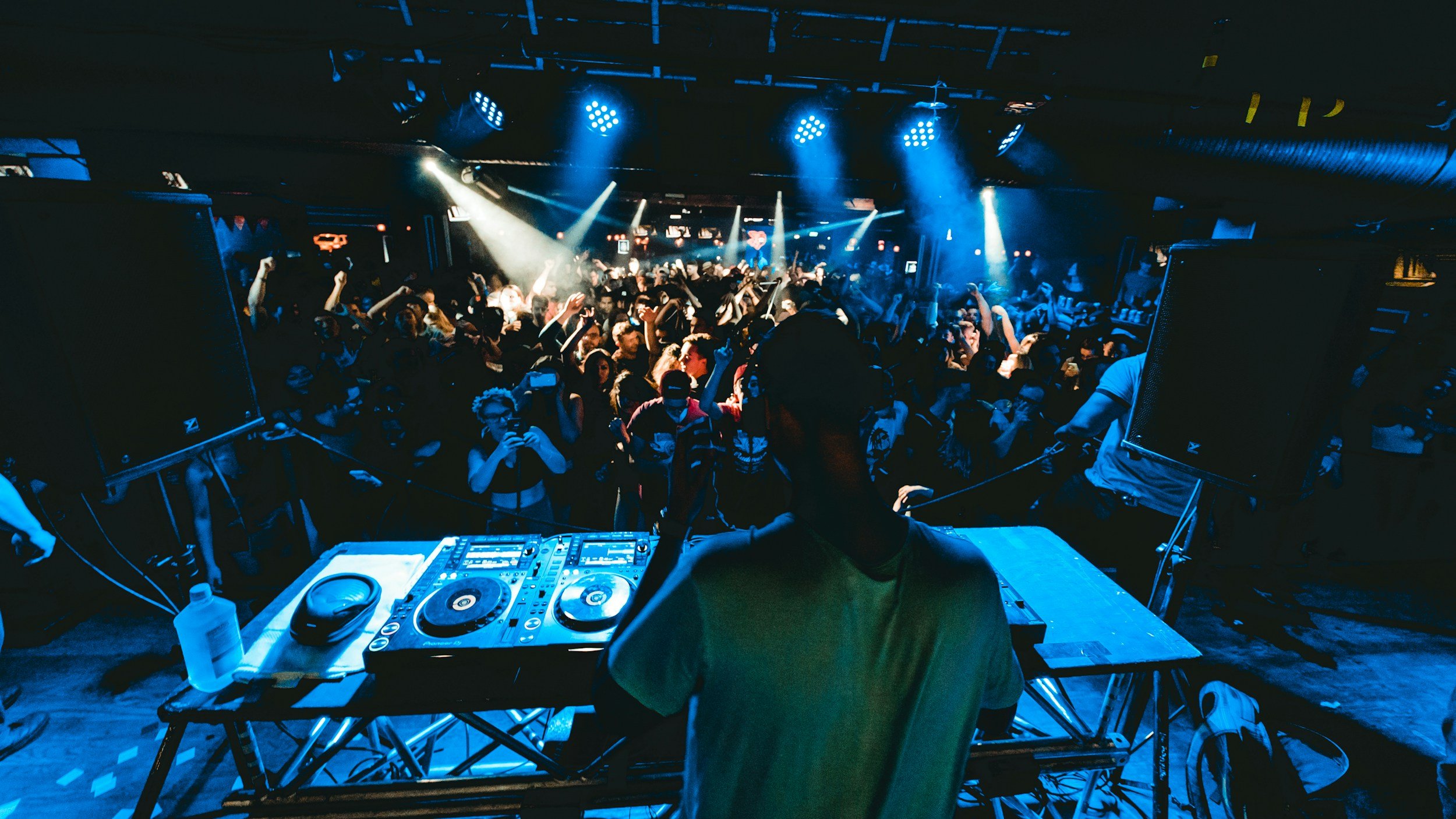 How to Enhance the General Attitude at a High-End Club with Confidence