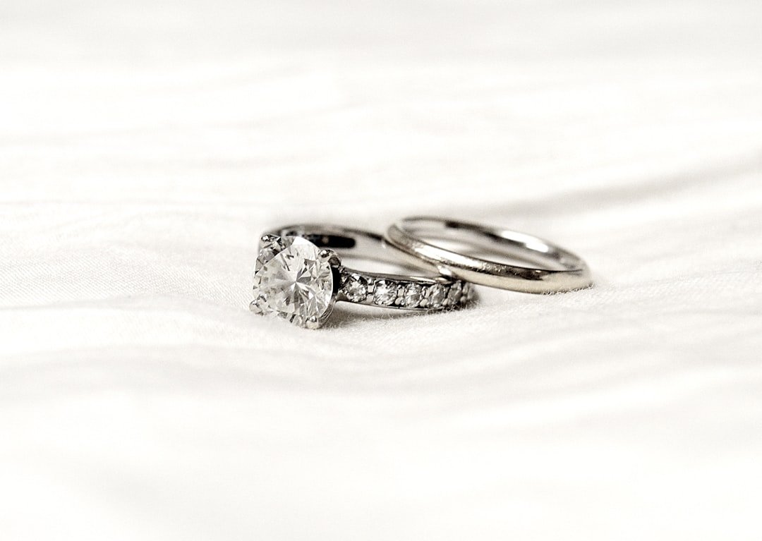 Why Minimalist Women’s Wedding Rings Are Top Picks for US Brides