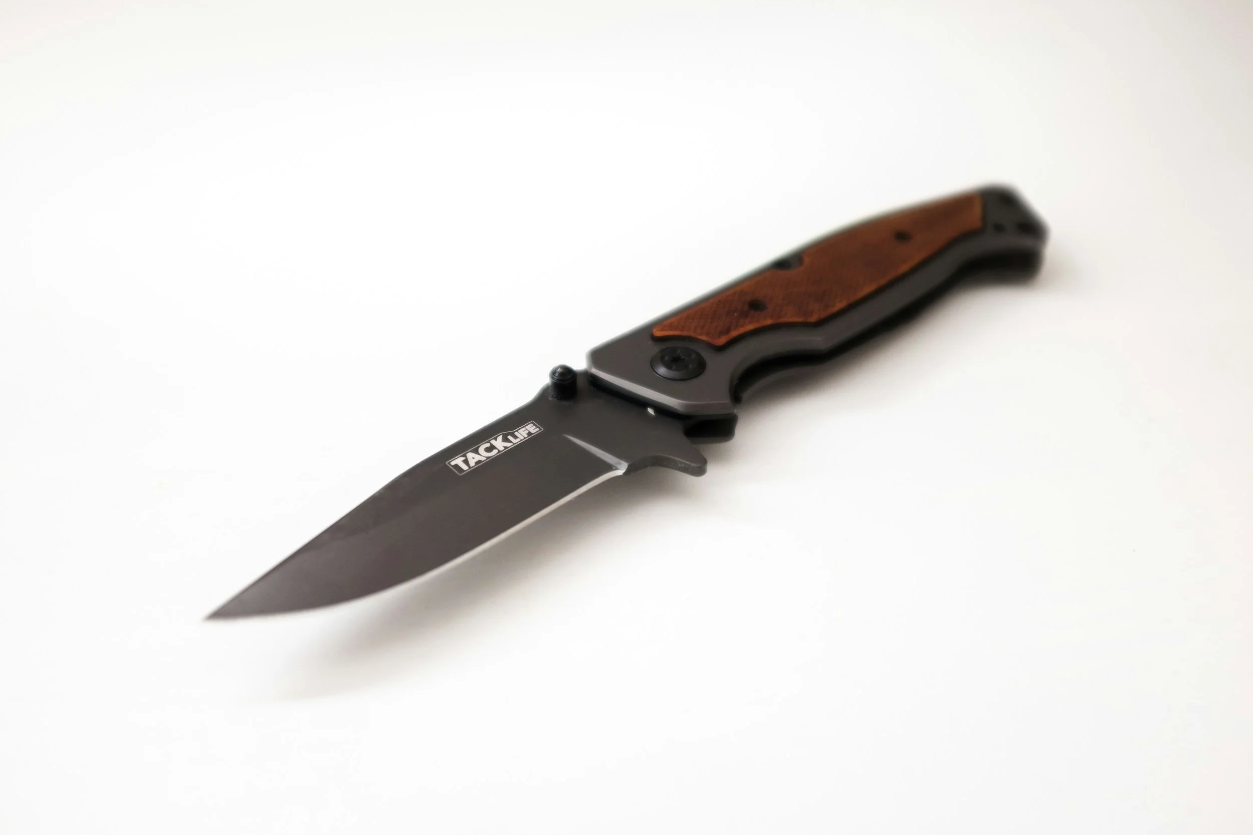 4 Things to Know Before Buying a Damascus Pocket Knife