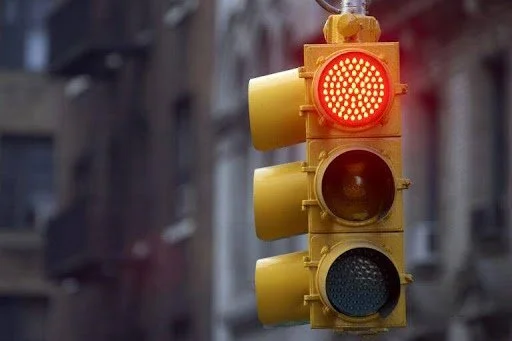 What Is the Risk of Injury in Accidents Involving Red and Yellow Traffic Lights?
