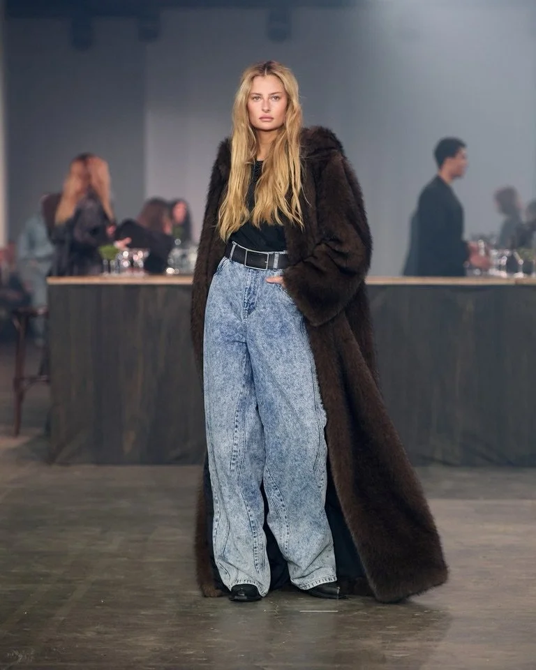 Inspired by the energy of a dimly lit 1970s New York bar, Smoking Mirrors explored confidence, attitude, and the power of presence&hellip; @gestuz | @reveriepage |

#GestuzAW26 #CopenhagenFashionWeek #NordicFashion #70saesthetic #Womenswear

https://