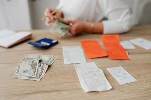 Simple Money Habits That Support a More Organized Life