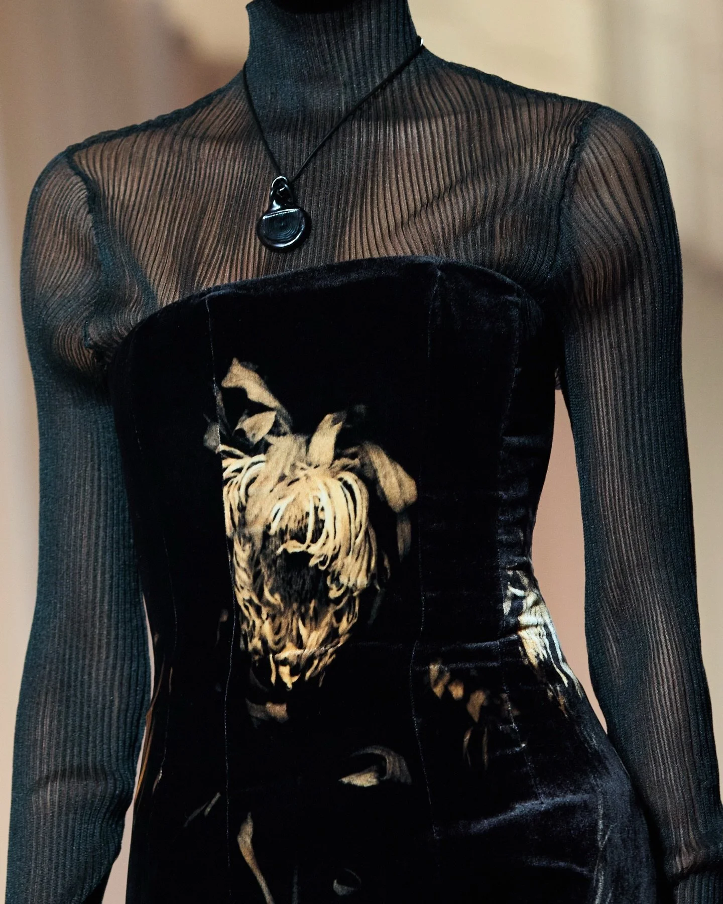 Under @mariaskappelholzweiler direction, @holzweiler &rsquo;s Autumn/Winter &rsquo;26 Preservation collection leans into tactile storytelling&hellip; @reveriepage | 

Protective layering, fluid draping, enveloping silhouettes, and newly developed tex