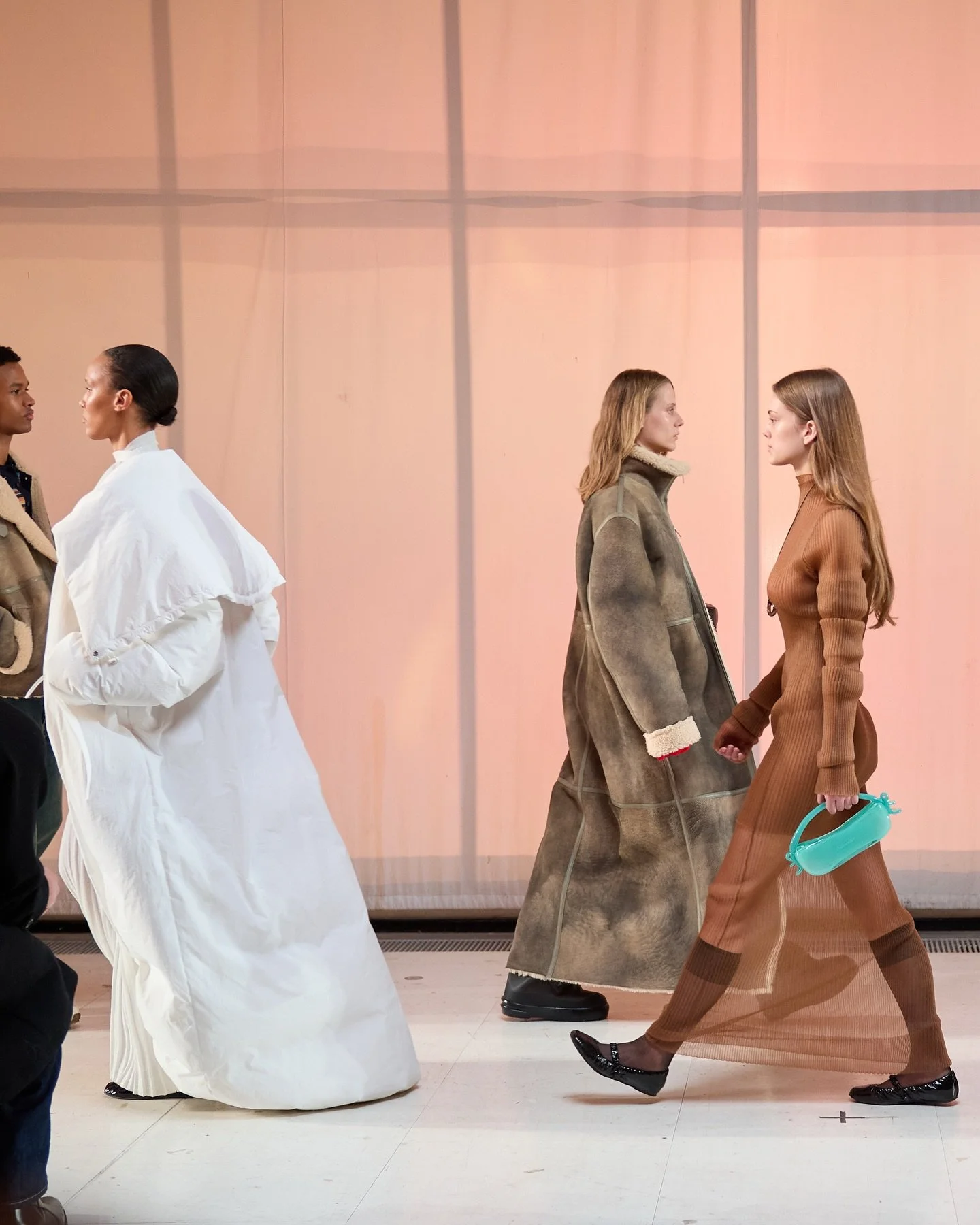 @holzweiler Autumn/Winter &rsquo;26 runway in Copenhagen unfolds as a study in preservation&hellip; @reveriepage | 

Where protective layering, sculptural drape, and innovative textures move with quiet confidence inside the historic Vandflyverhangare