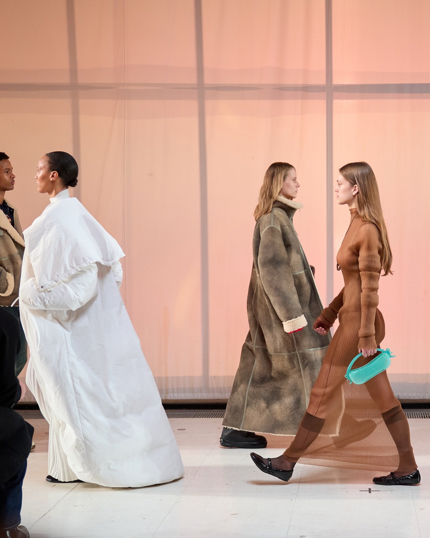 @holzweiler Autumn/Winter &rsquo;26 runway in Copenhagen unfolds as a study in preservation&hellip; @reveriepage | 

Where protective layering, sculptural drape, and innovative textures move with quiet confidence inside the historic Vandflyverhangare