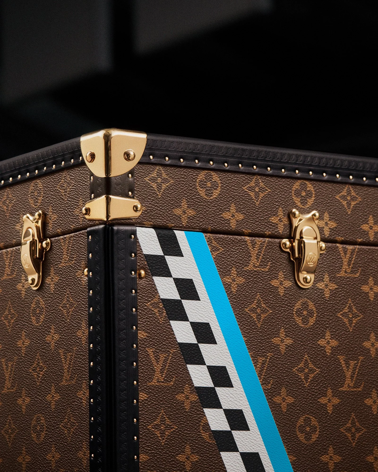 LOUIS VUITTON_SAVOIR FAIRE VISUALS TROPHY TRUNK MIAM_LV_F1_miami_1372_01 (1).jpg