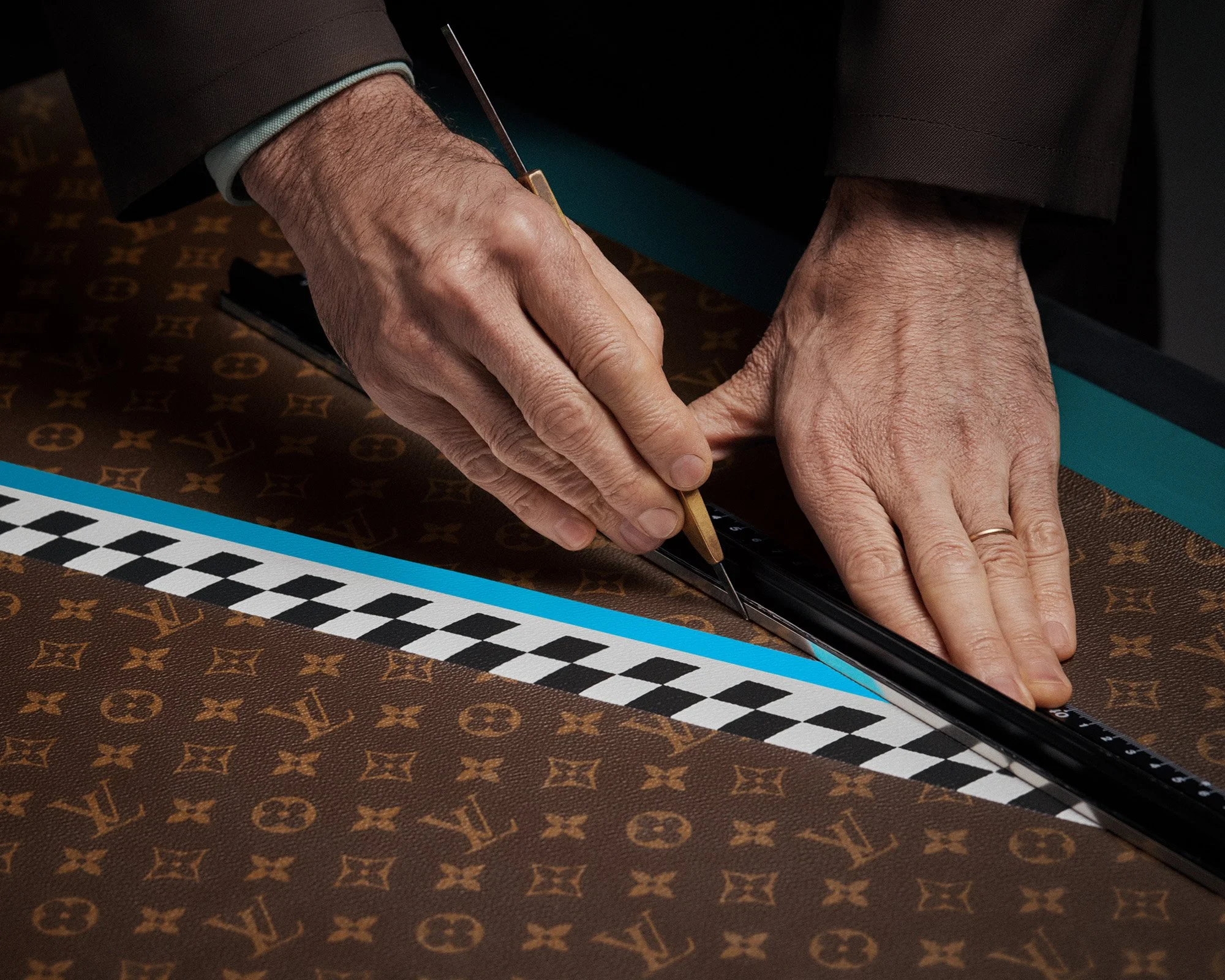 LOUIS VUITTON_SAVOIR FAIRE VISUALS TROPHY TRUNK MIAM_LV_F1_Miami_1506_01 (1).jpg