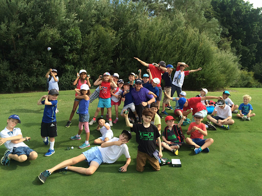 How Golf Holiday Programs Encourage Active and Social Learning for Kids