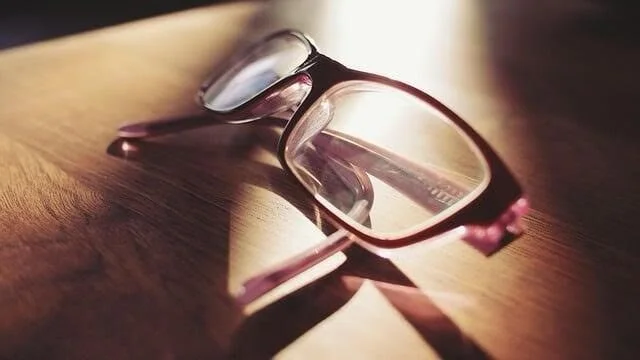 How to Match Eyeglass Frames With Your Personal Image