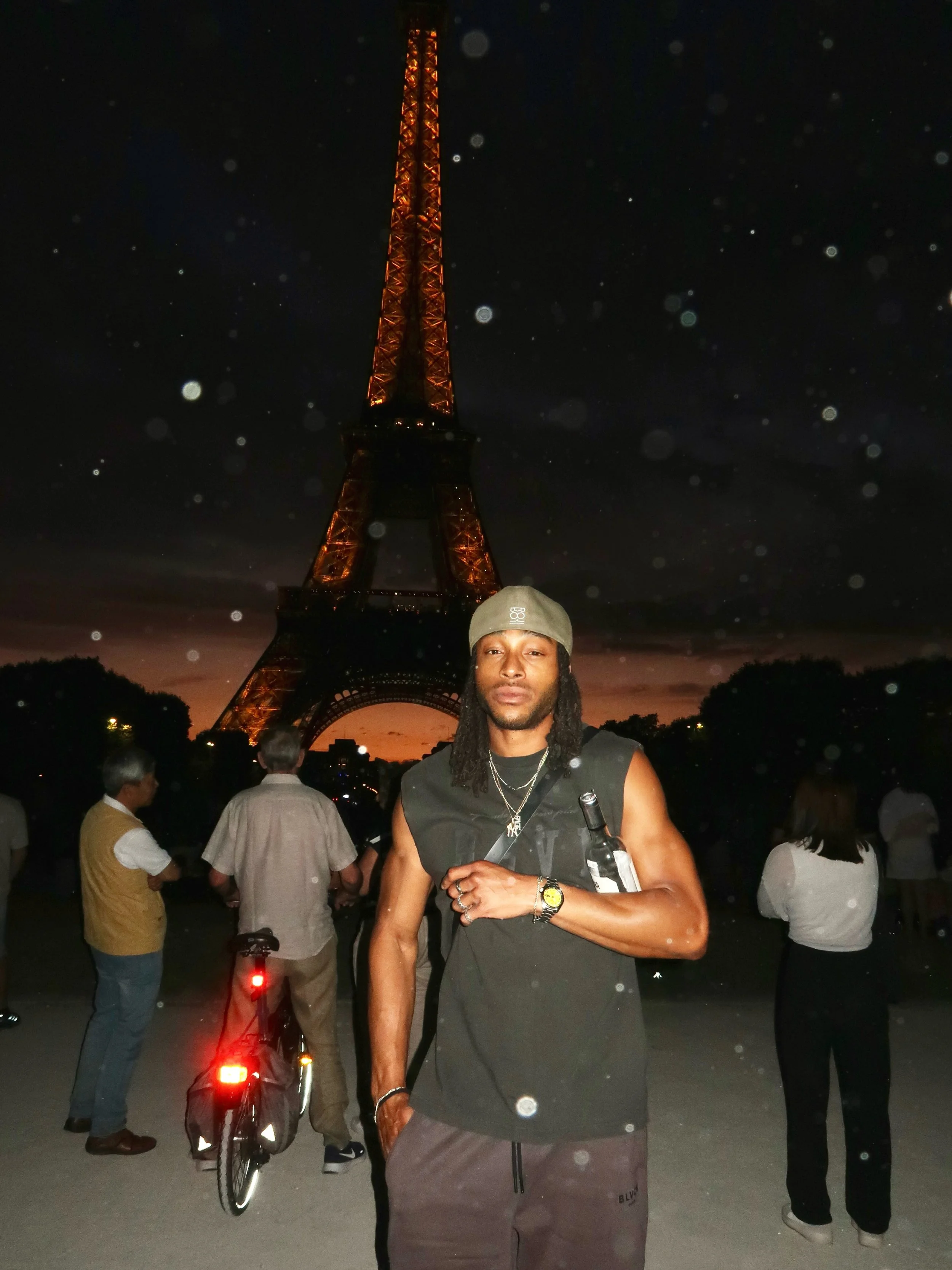 To be continued. (Ima let you finish tho)&hellip; @reveriepage |

#parisnights #eiffletower #frenchgarden #sunsetting #tobecontinued