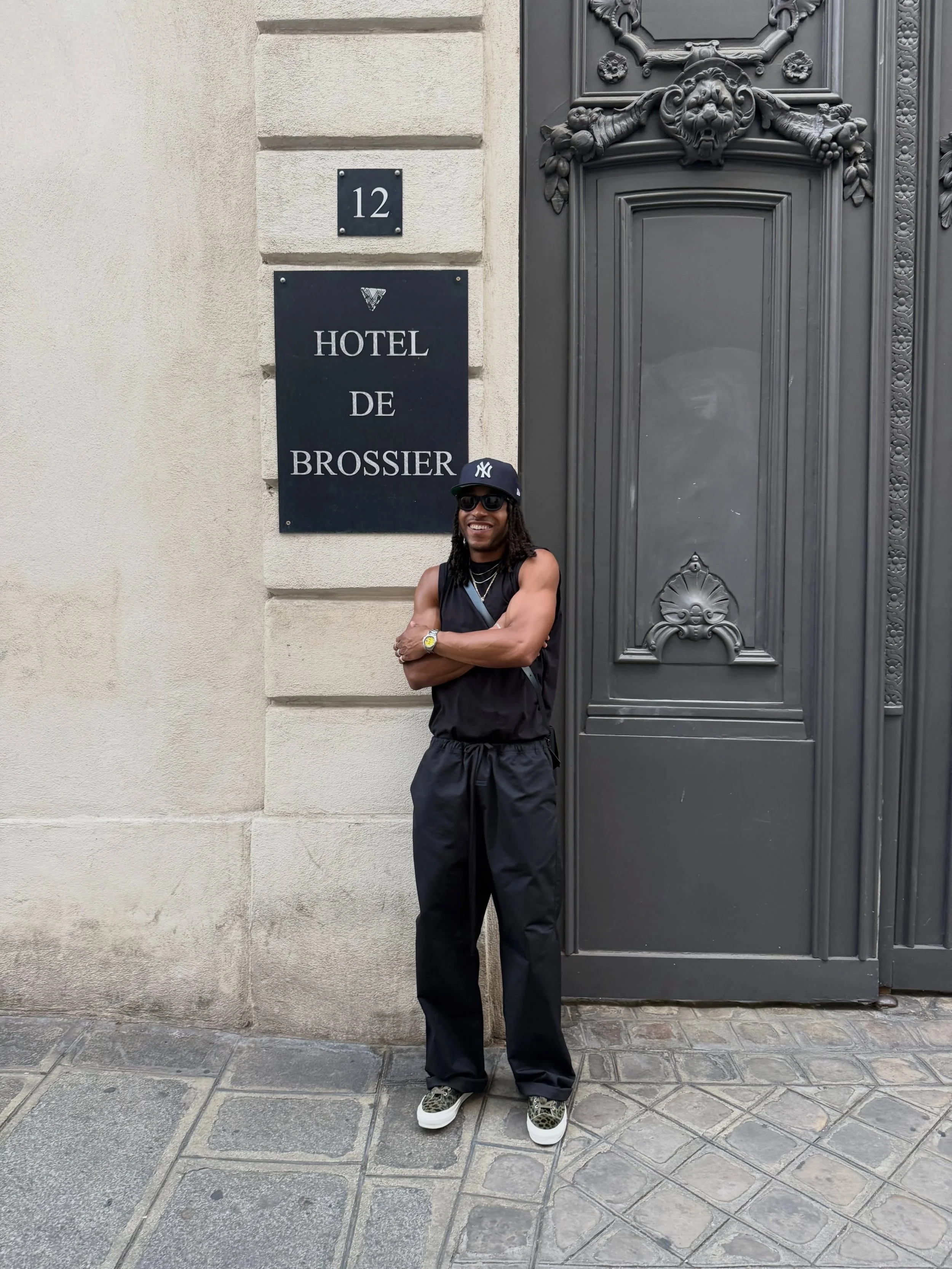 Chose peace in an arms race&hellip; @reveriepage 

#parisianstreets #egyptology #parisstreetstyle #parisiennechic #armsrace