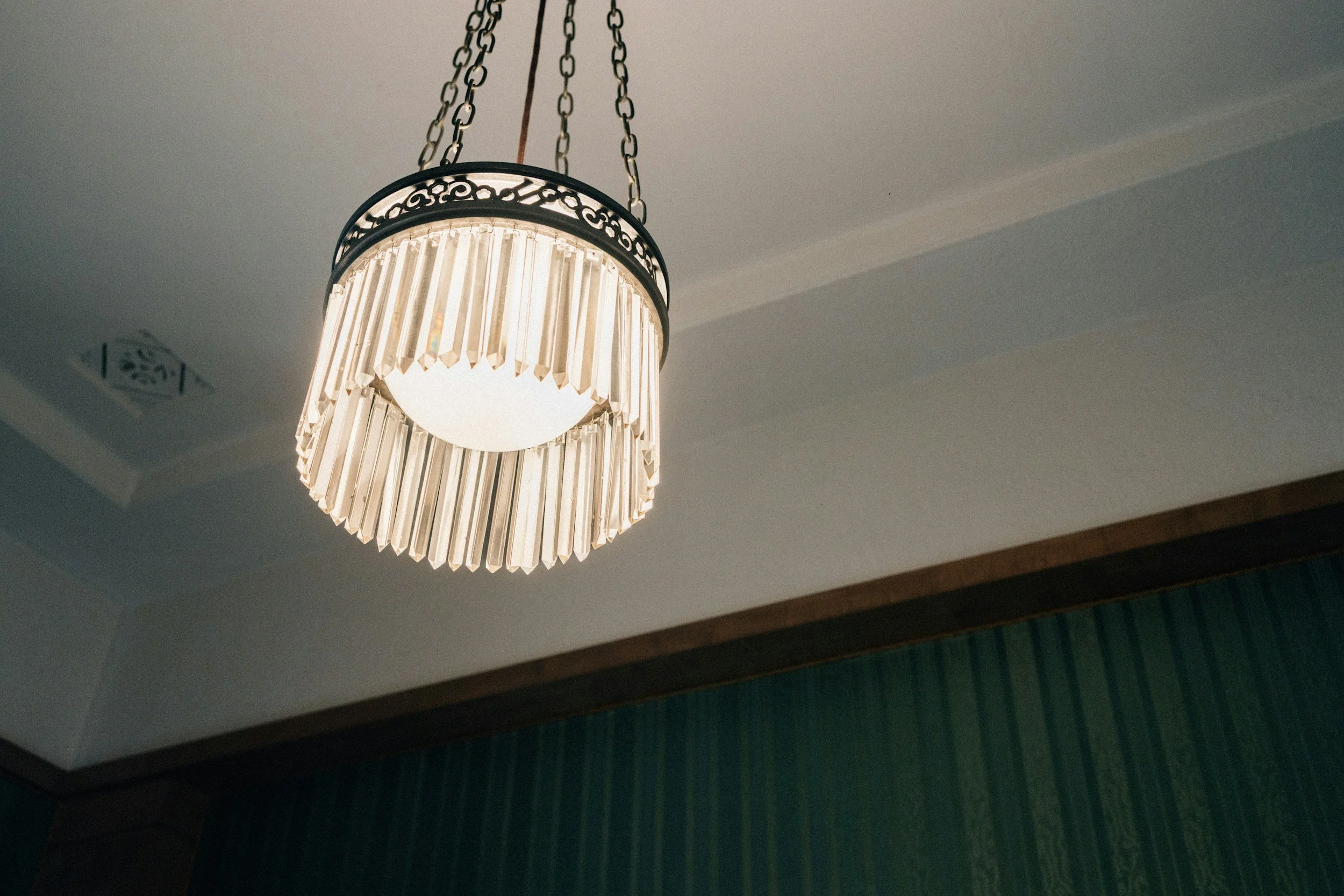 How to Blend Art Deco Lighting With Modern Furniture for a Balanced Interior