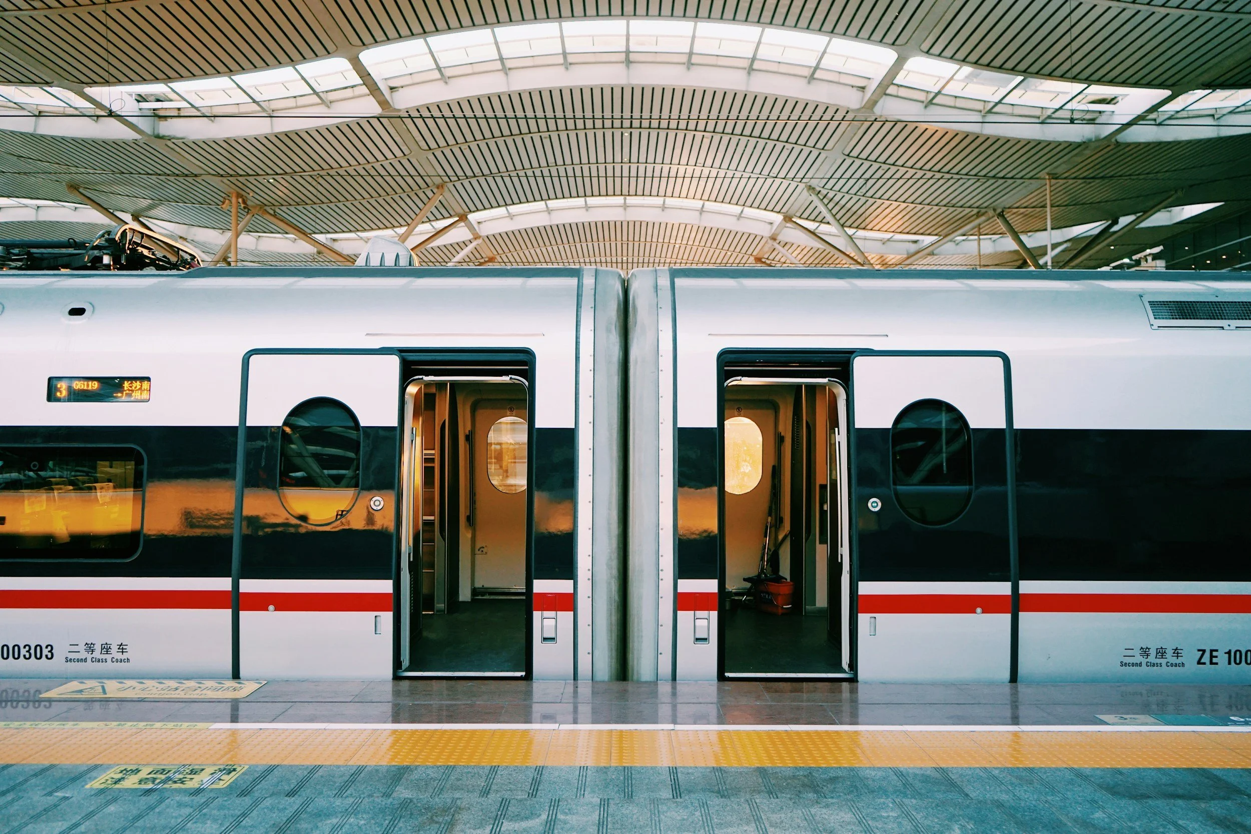 How to Travel the Silk Road by Train: Routes, Stops and Tips