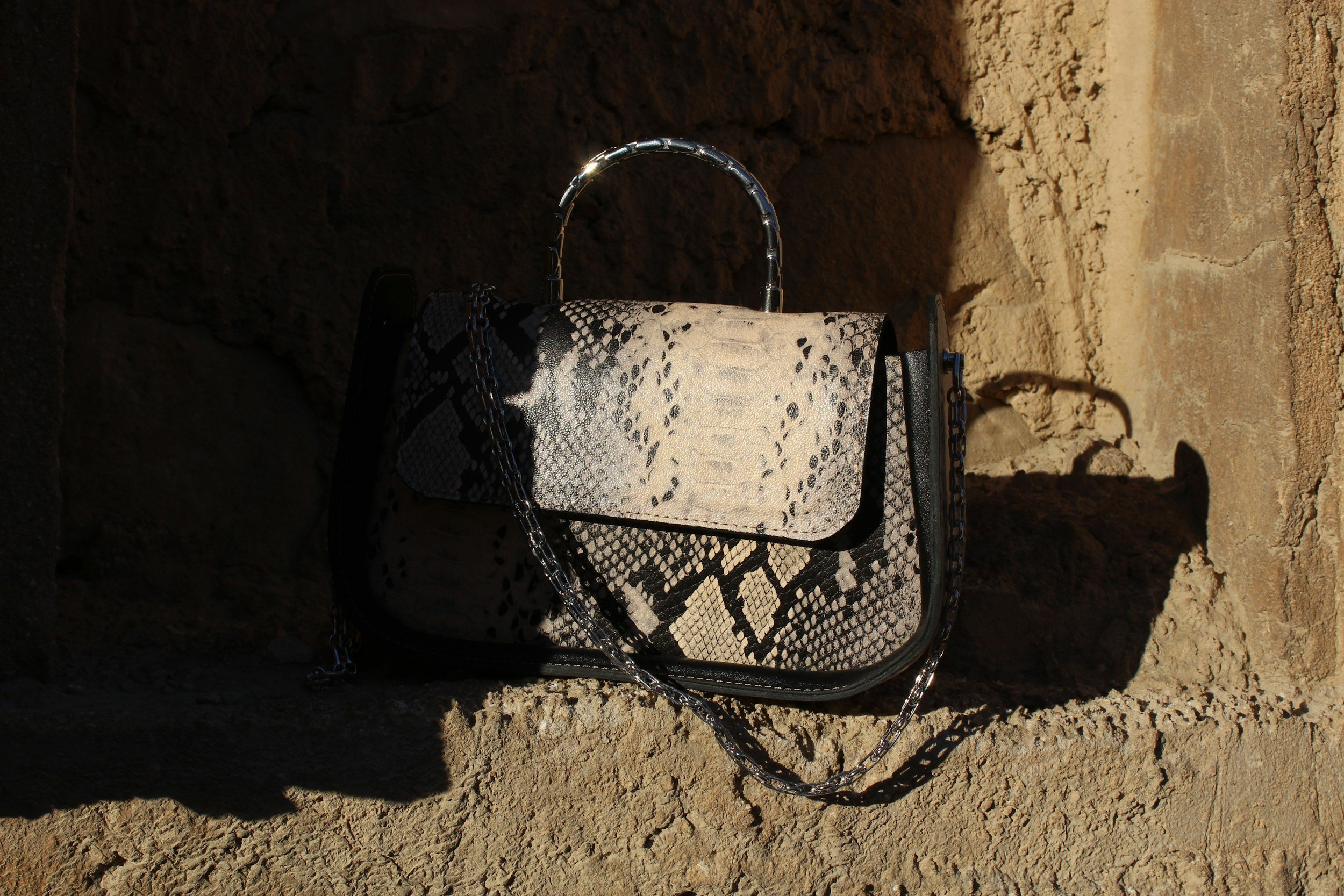 How to Style Top Handle Bags: From Professional Meetings to Casual Outings