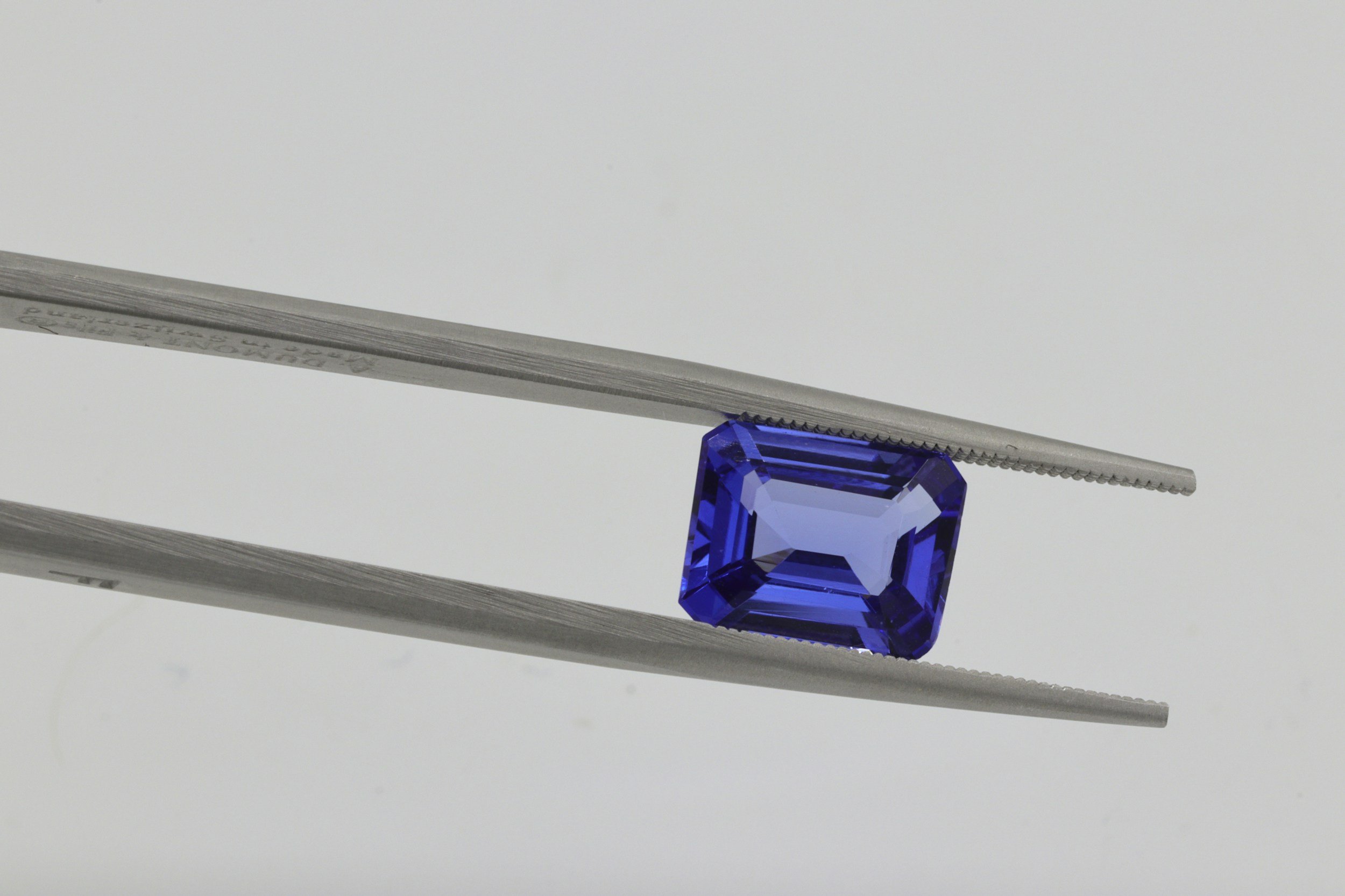 Choosing Between a Round, Oval and Cushion Cut Sapphire