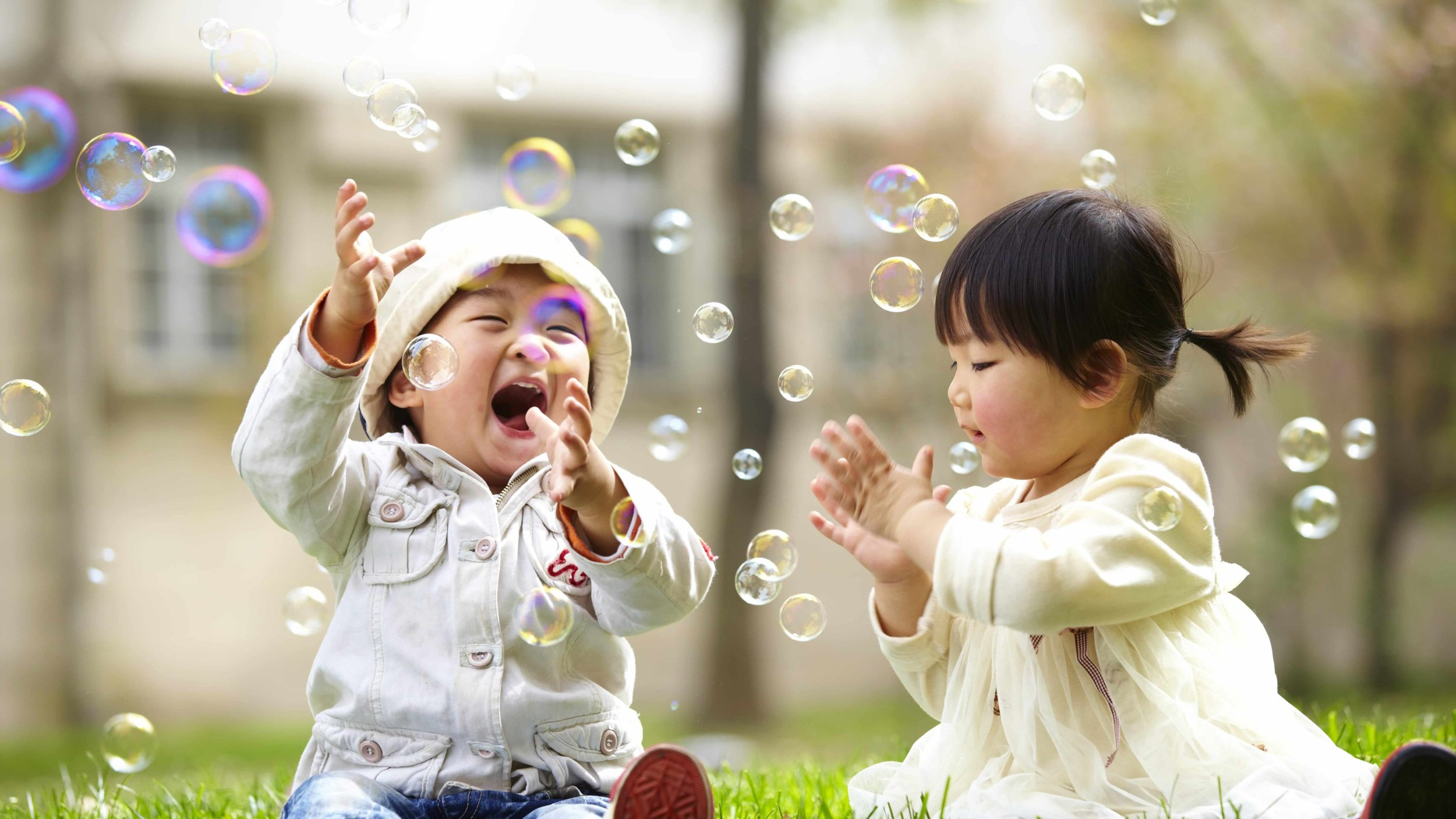 happy-asian-kids-playing-bubble-together-reduced.jpg