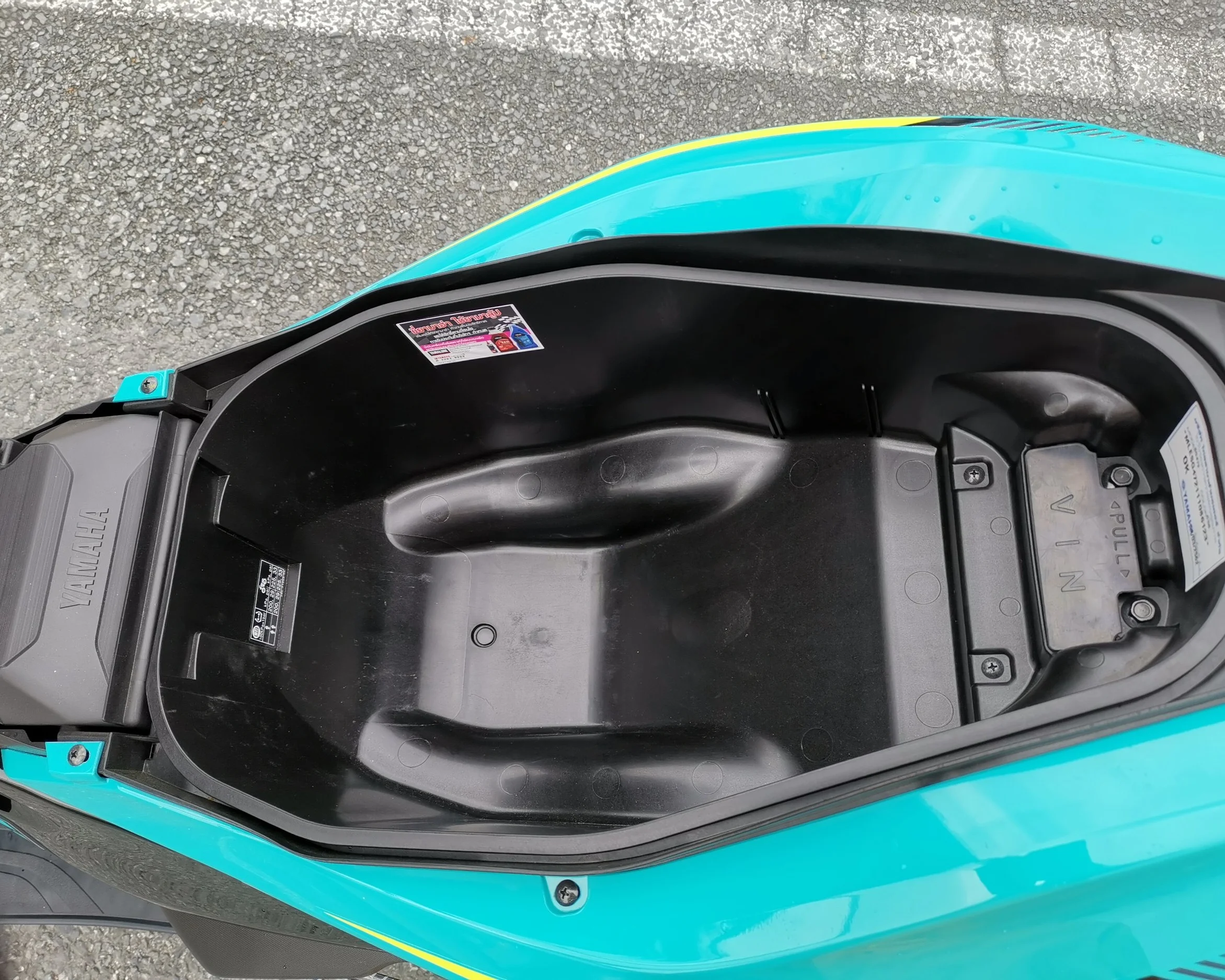 頭の大きな私のヘルメットも入りました。底には敷物を準備したいところ