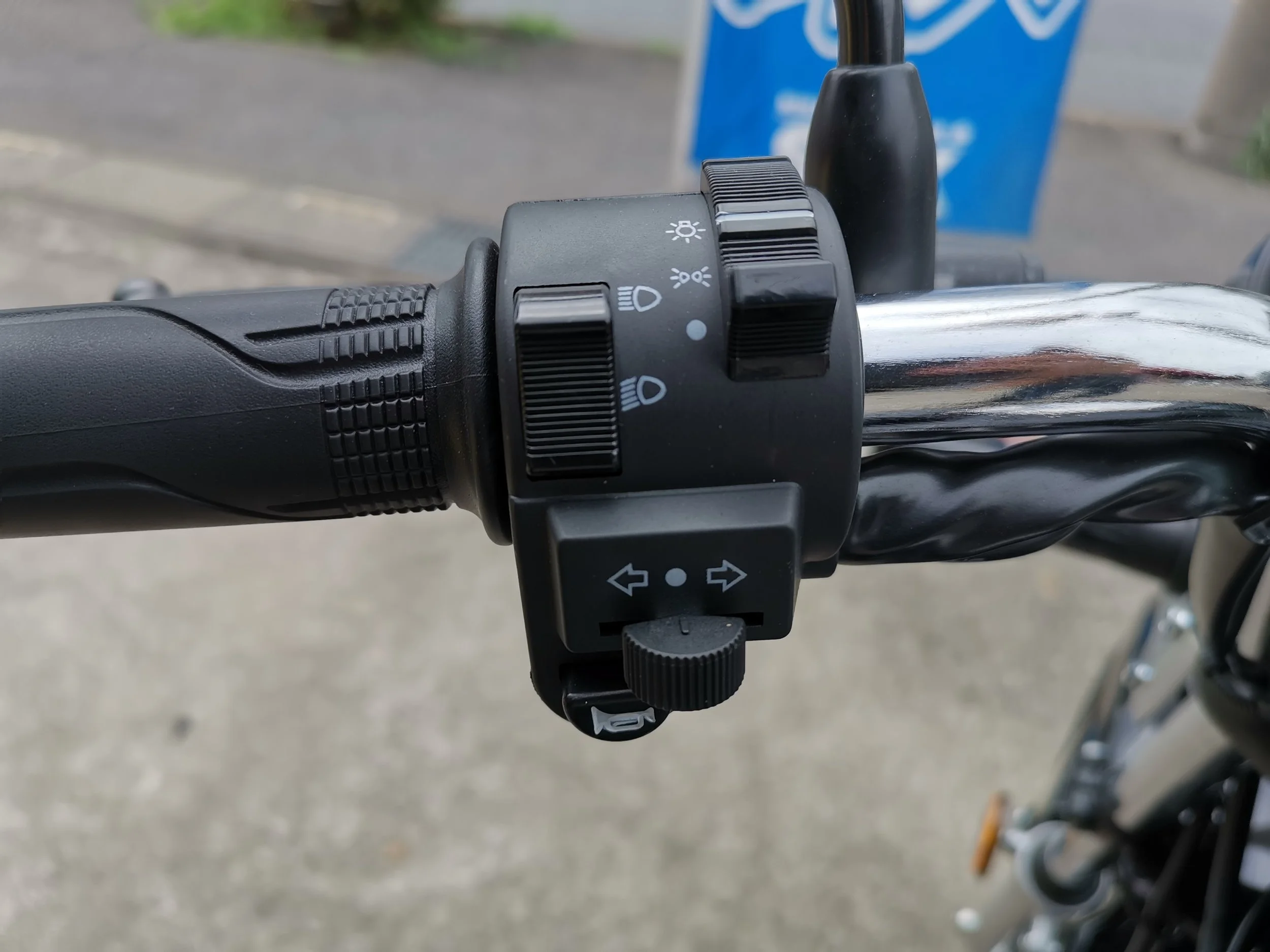ウインカーは自身でセンターに戻すタイプ。