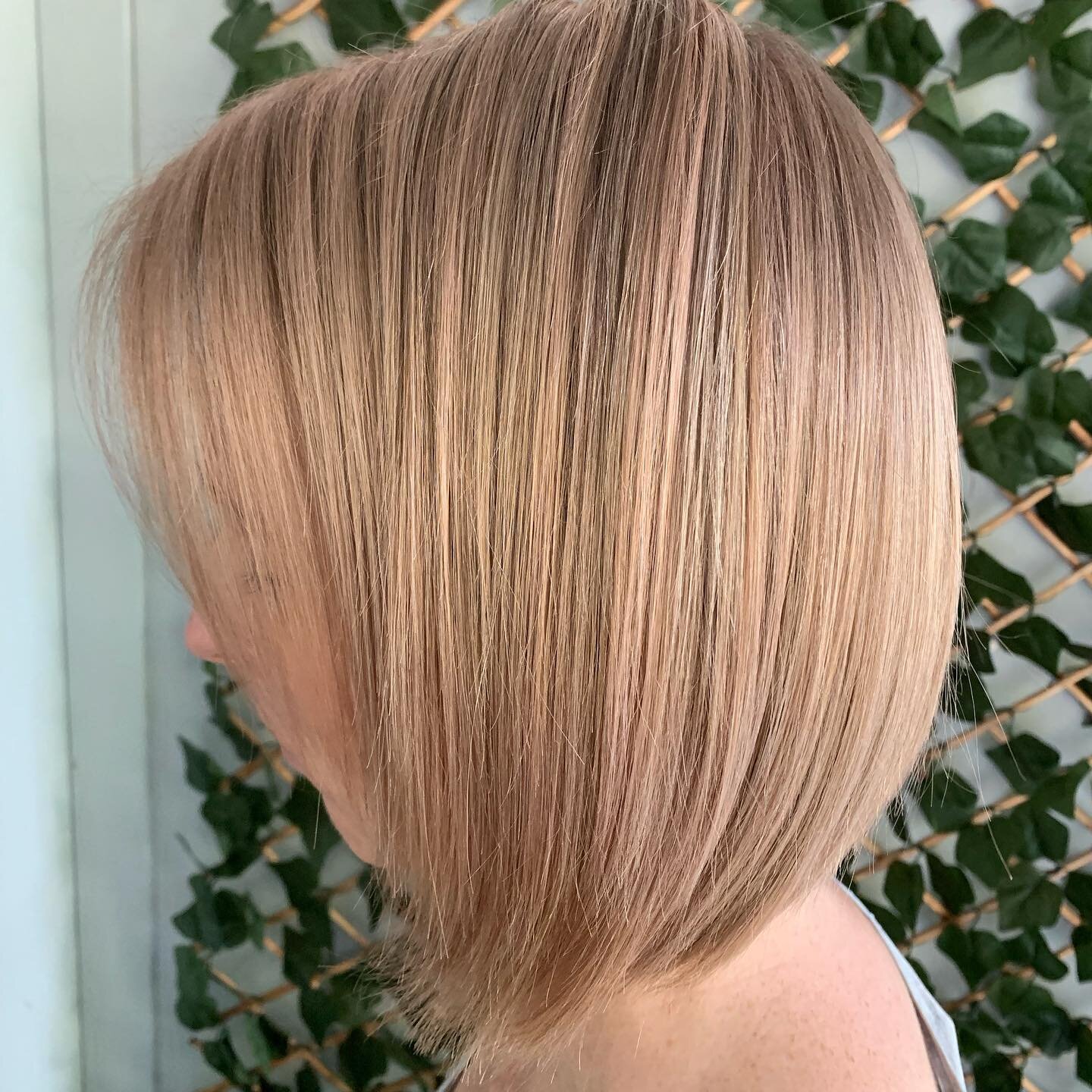 Cute blush bob!!! Popping a glaze of a soft pink over can make things a little exciting when you can&rsquo;t go all out 🌸

Service time 2.5 hrs
Full head of foils
#rootshadow
Double toner
#olaplex
Haircut+Blowdry