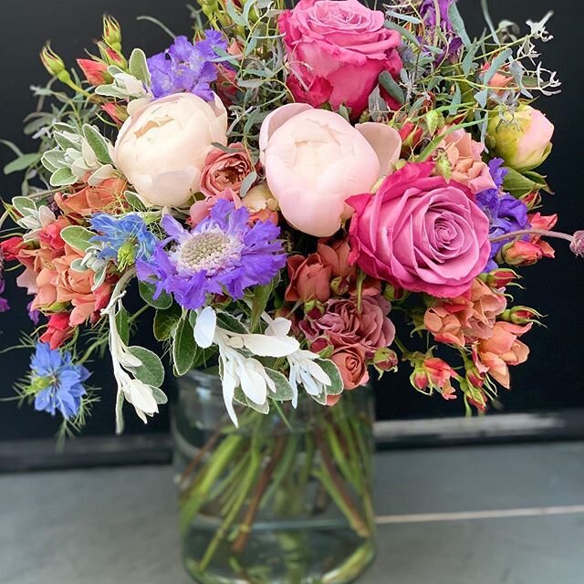 Brightening your day, brighten someone else&rsquo;s day🌸. Get in touch for info on local deliveries. 🌸🌺