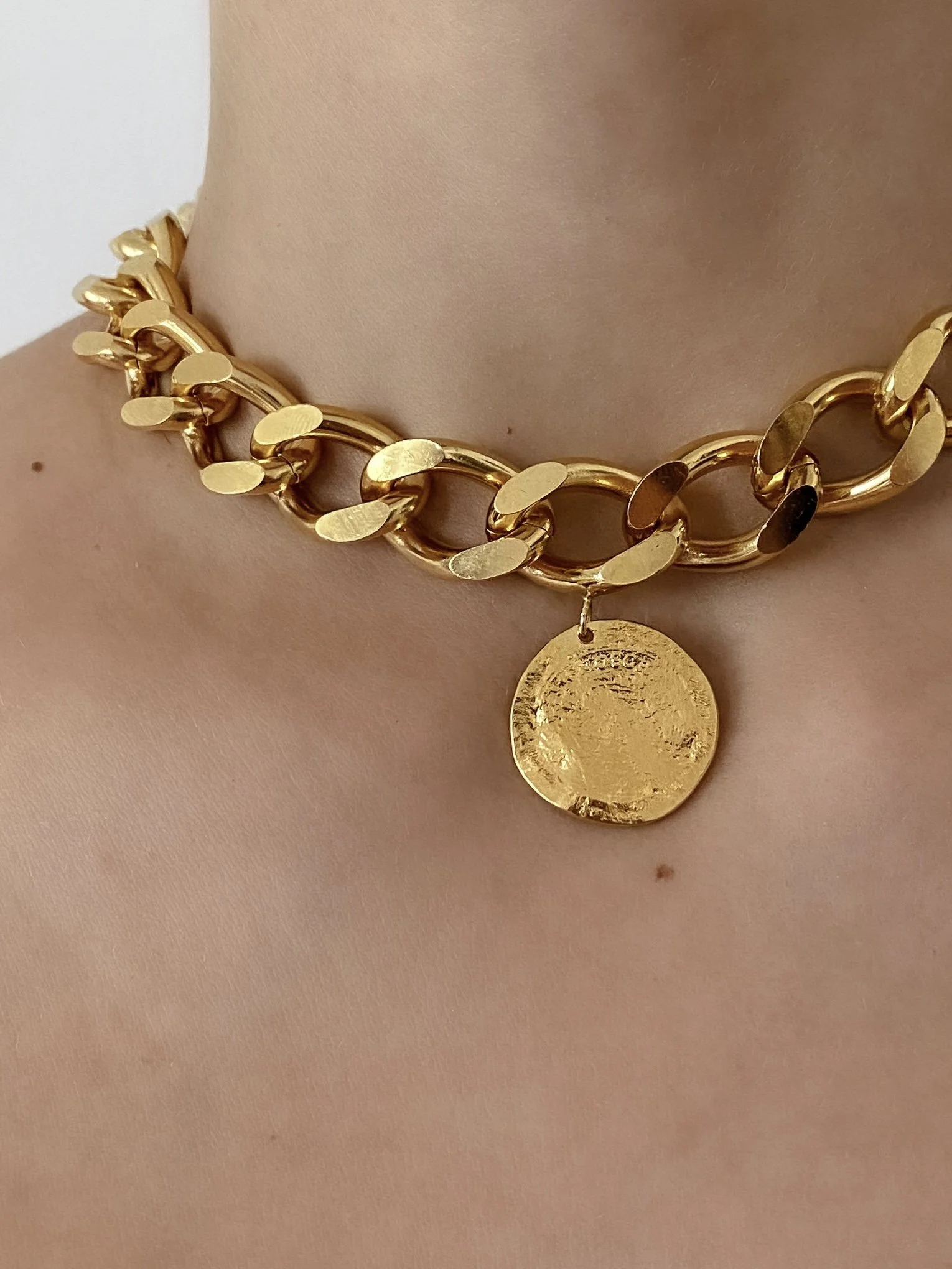 GOURMETTE COLLIER PORTE ZOOM.jpg