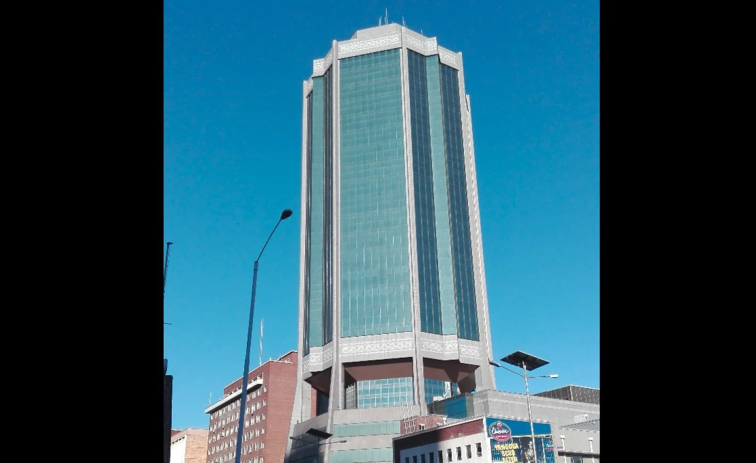 Zimbabwe central bank restricts account transactions 