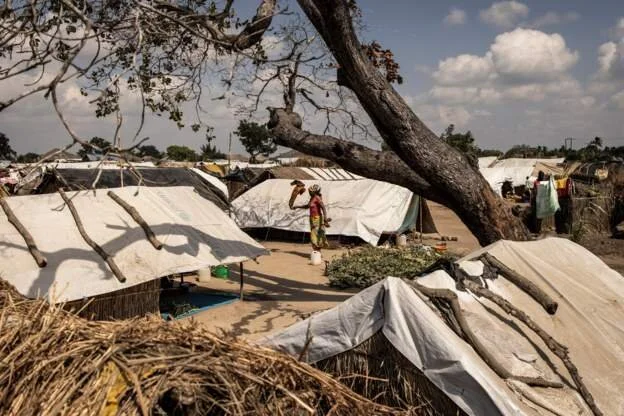 Mozambicans sell food donations to build houses