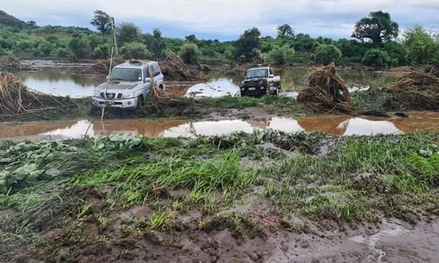 River sweeps away VIP entourage in Mozambique