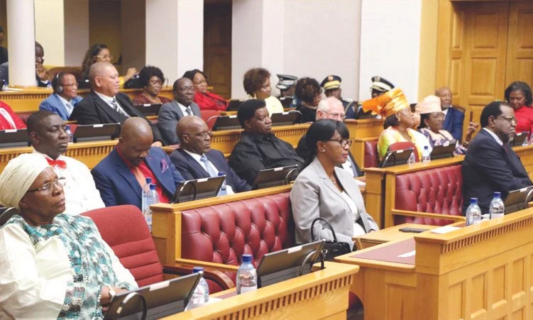 Calls for MPs to work more hours 