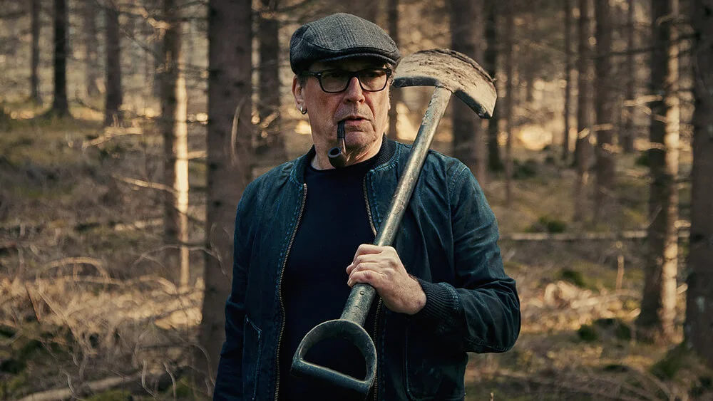 Filmvisning med inledning: Euthanizer Kl 18.30 Den 50-årige Veijo Haukka är bilmekaniker och har som sidoverksamhet att avliva gamla och sjuka sällskapsdjur. Trots sitt otäcka uppdrag står Veijo orubbligt på djurens sida och vill befria dem från deras lidande. Veijo är dock inte nödvändigtvis lika barmhärtig mot djurens ägare. Han straffar dem som på grund av dumhet eller egoism har behandlat sina djur illa. Inledning av Anders Eriksson, Direktör för Finlandsinstitutet, Jouni Laaksonen, minister vid Finlands ambassad och Jani Pösö, filmens producent. Regi: Teemu Nikki. (Finland, 1 tim, 25 min, eng text. Originaltitel: Armomurhaaja). Nominerad till Nordiska rådets filmpris 2018