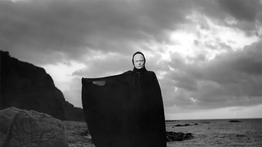 Filmvisning: Det sjunde inseglet Kl 15.45 Regi: Ingmar Bergman. (1957, 1 tim, 36 min, eng text). Det är under digerdödens härjningar. På en strand möter riddaren Antonius Block Döden som har kommit för att hämta honom. På Antonius förslag inleder de ett parti schack. Döden går med på att låta honom leva så länge han förmår bjuda motstånd i spelet. En av Ingmar Bergmans allra mest kända och hyllade verk. Kopian är nyrestaurerad av Svenska filminstitutet och visas med engelsk text. Filmen visas med anledning av Bergmanåret 2018.