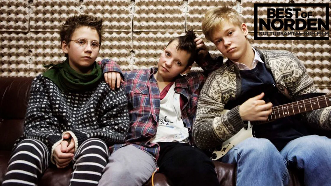 Film: Cinemateket väljer: Vi är bäst! Kl 18.00, bio mauritz ”HATA SPORT! HATA SPORT!” Sjuorna Bobo och Klara bildar ett punkband just när punken är över, utan instrument och utan att kunna spela, så kristna Hedvig får vara med för att hon är den enda som vet hur man gör. Ebba Grön och KSMB, tvål i hårtopparna och fiskpinnar i brödrosten i Lukas Moodyssons film efter hustrun Cocos självbiografiska seriealbum “Aldrig godnatt”. Sverige 2013 (102 min), Regi: Lukas Moodysson. Medverkande: Mira Barkhammar, Mira Grosin, Liv LeMoyne. Mer information HÄR .