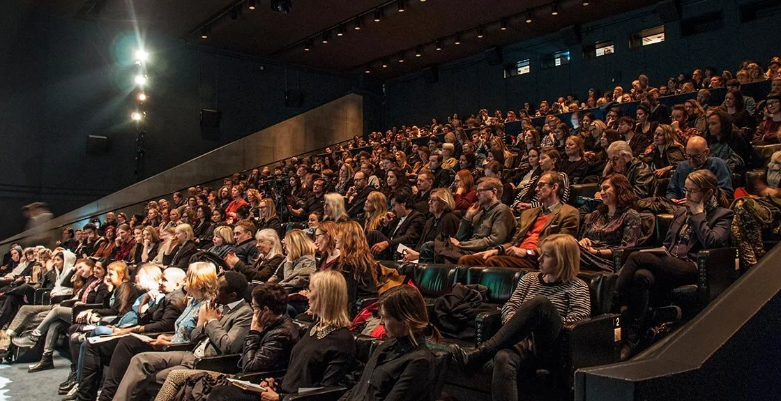 Filmsamtal: Möt de nominerade! KL 15.00, bio victor Svenska filminstitutets Jan Göransson i samtal med några av filmskaparna som är nominerade till Nordiska rådets filmpris. Medverkande: Jan Göransson , moderator, Magdalena Jangard , chef för produktionsstöd på Svenska Filminstitutet, Liselott Forsman , ny direktör för Nordisk Film & TV Fond, regissörerna May el-Toukhy (Hjärter dam), Miia Tervo (Aurora) och Carl Javér (Rekonstruktion Utøya). Producenterna Elisabeth Kvithell (Blind Spot), Caroline Blanco (Hjärter dam), Max Malka (Aurora), Anton Máni Svansson (A White, White Day) och Fredrik Lange (Rekonstruktion Utøya). Manusförfattaren Maren Louise Käehne (Hjärter dam) och skådespelaren Gustav Lindh (Hjärter dam). ( Här är alla nominerade) (Foto: Christopher Mair)