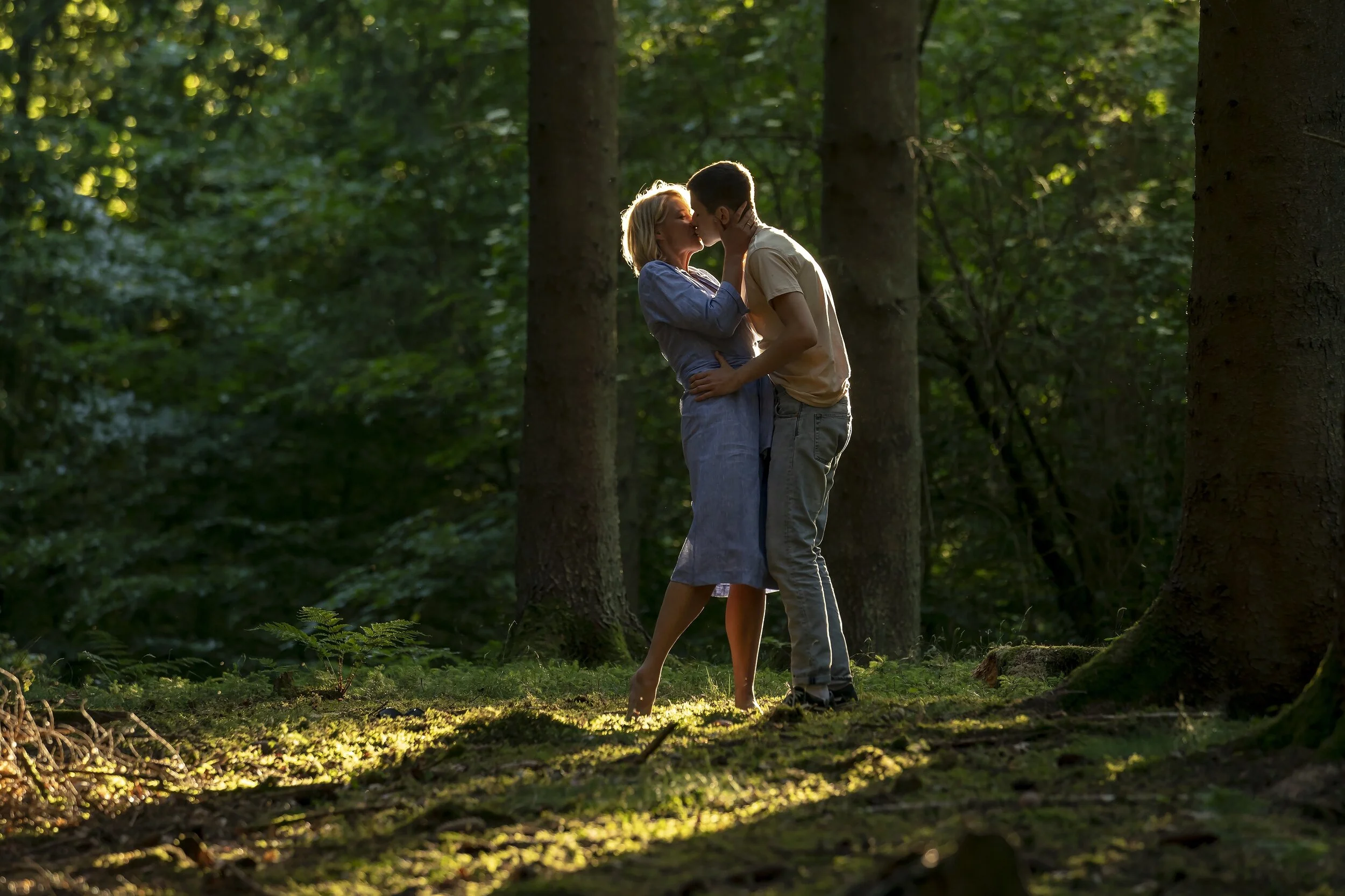 Film med inledning: Hjärter dam. Nominerad till Nordiska rådets filmpris. kl 18.00, bio victor Danmark (127 min). Originaltitel: Dronningen. Manus och regi: May el-Toukhy. Manus: Maren Louise Käehne. Producent: Caroline Blanco och René Ezra. I rollerna: Trine Dyrholm, Magnus Krepper och Gustav Lindh. Anne, en briljant och hängiven jurist specialiserad på barn och unga vuxna, lever ett tillsynes perfekt liv med sin läkarman Peter och deras tvillingdöttrar. När hennes fjärmade tonåriga styvson Gustav flyttar in hos dem, leder Annes allt intensivare åtrå henne ner i ett farligt gungfly. Det avslöjas och utlöser ett händelseförlopp som hotar att tillintetgöra hela hennes värld. Inledning av regissören May el-Toukhy, producenten Caroline Blanco, manusförfattaren Maren Louise Käehne och skådespelaren Gustav Lindh.