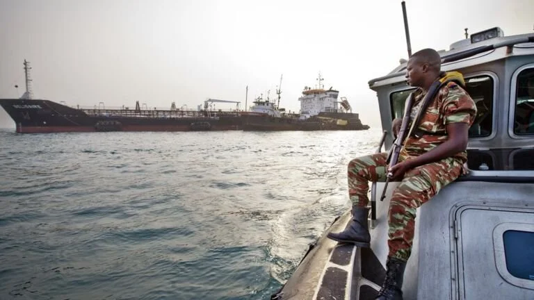 Nigerian soldiers burn down pirates houses 