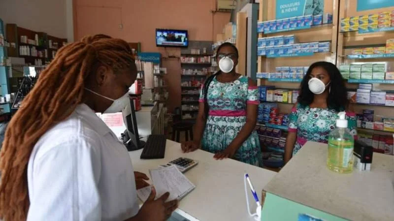 Ivory Coast closes schools and bans tourists