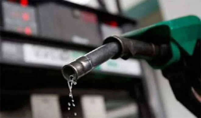 Nigeria: Govt reduces petrol price to N121.50 