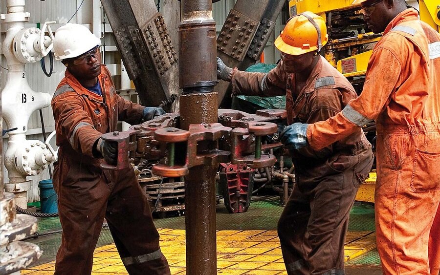 Oil workers threaten a three-day warning strike 