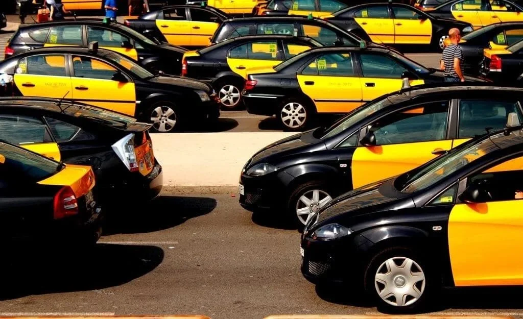Ghana: 2 suspected burglars nabbed while selling stolen taxi cab