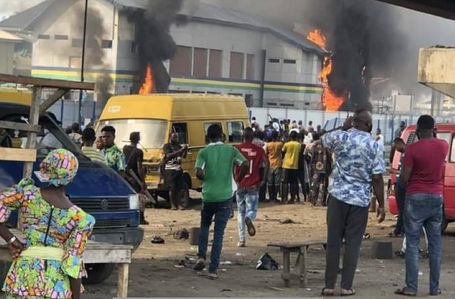 Gunmen burn down police station in Nigeria 