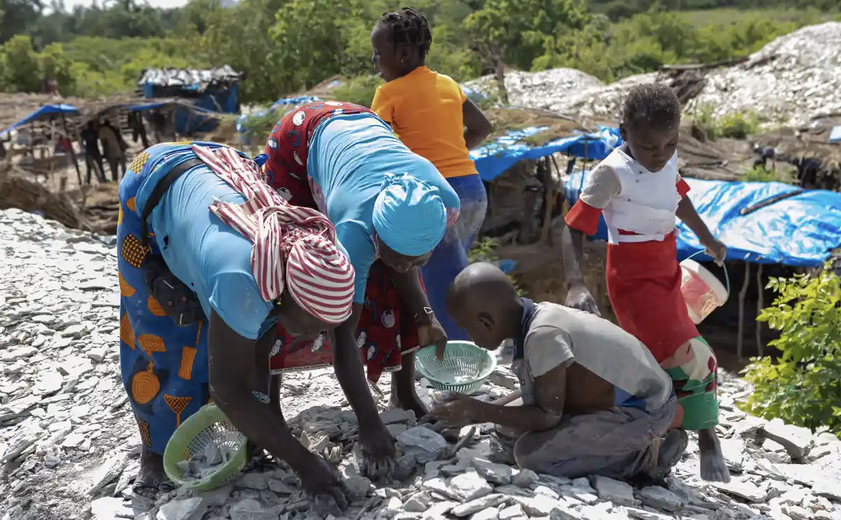 In Africa, Women Risk Health and Safety to Find Gold