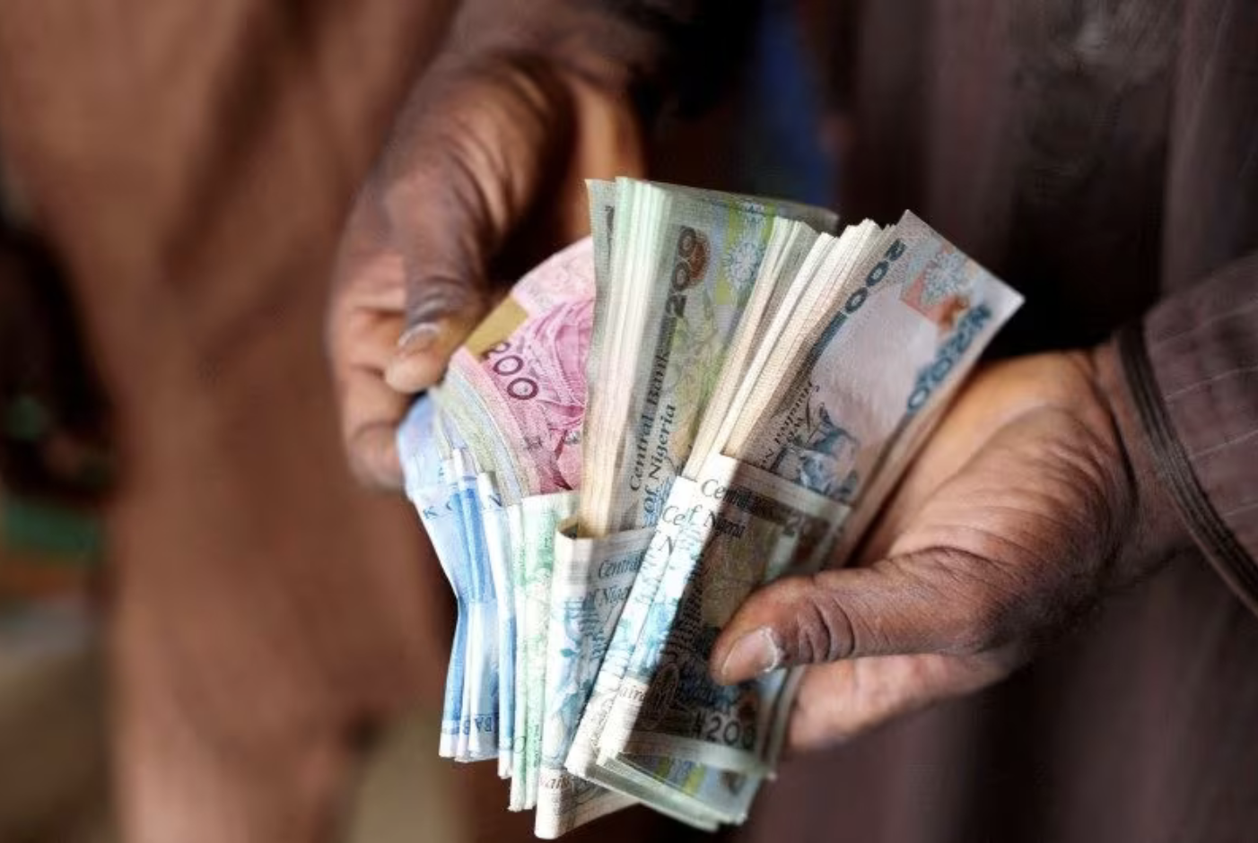 Nigeria central bank clears 14 banks' FX backlog, turns to airlines
