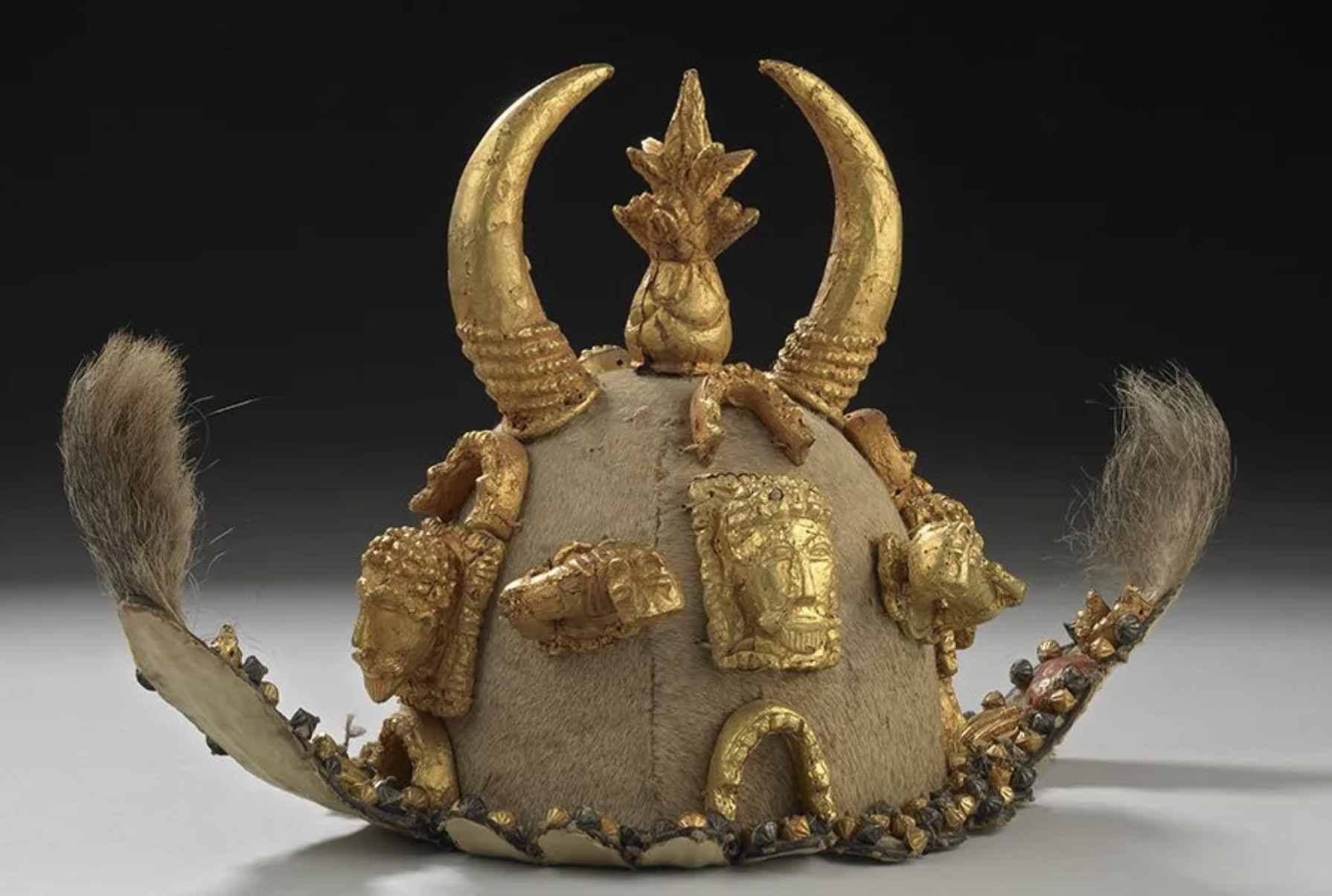 Asante Gold: UK to loan back Ghana's looted 'crown jewels'