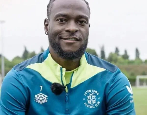 Luton sign former Chelsea wing-back Moses