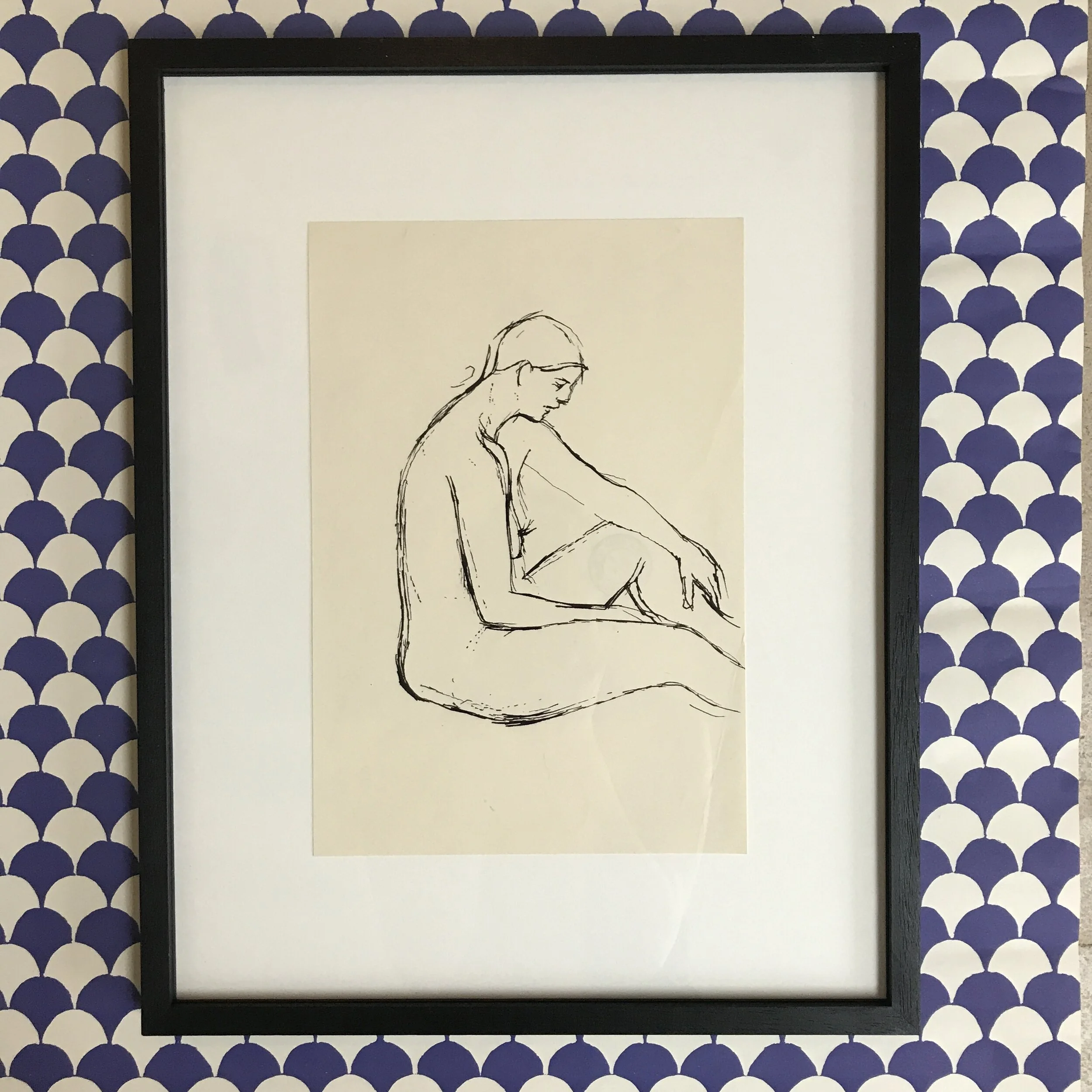 Line drawing, sitting down lady