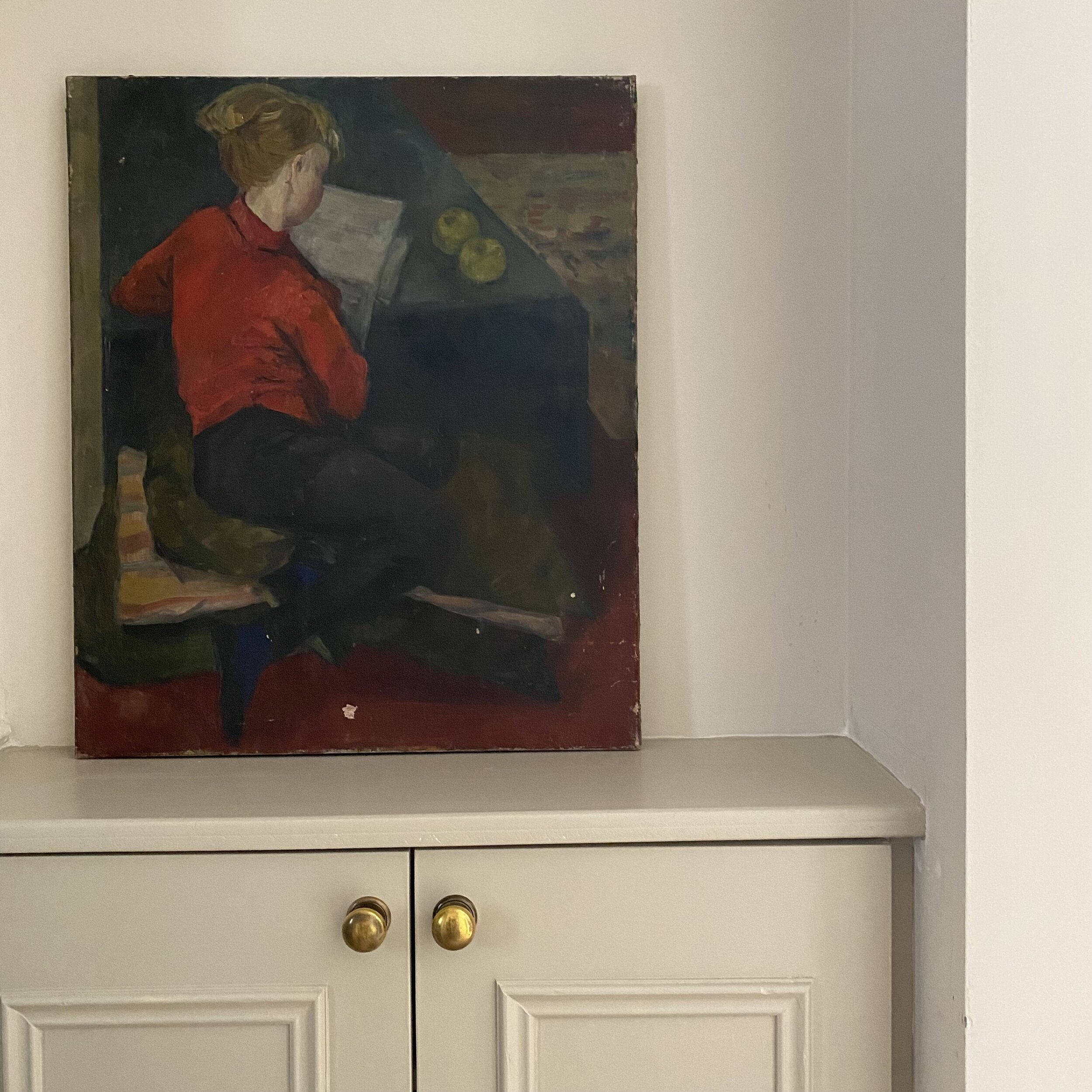 Reading girl with apples