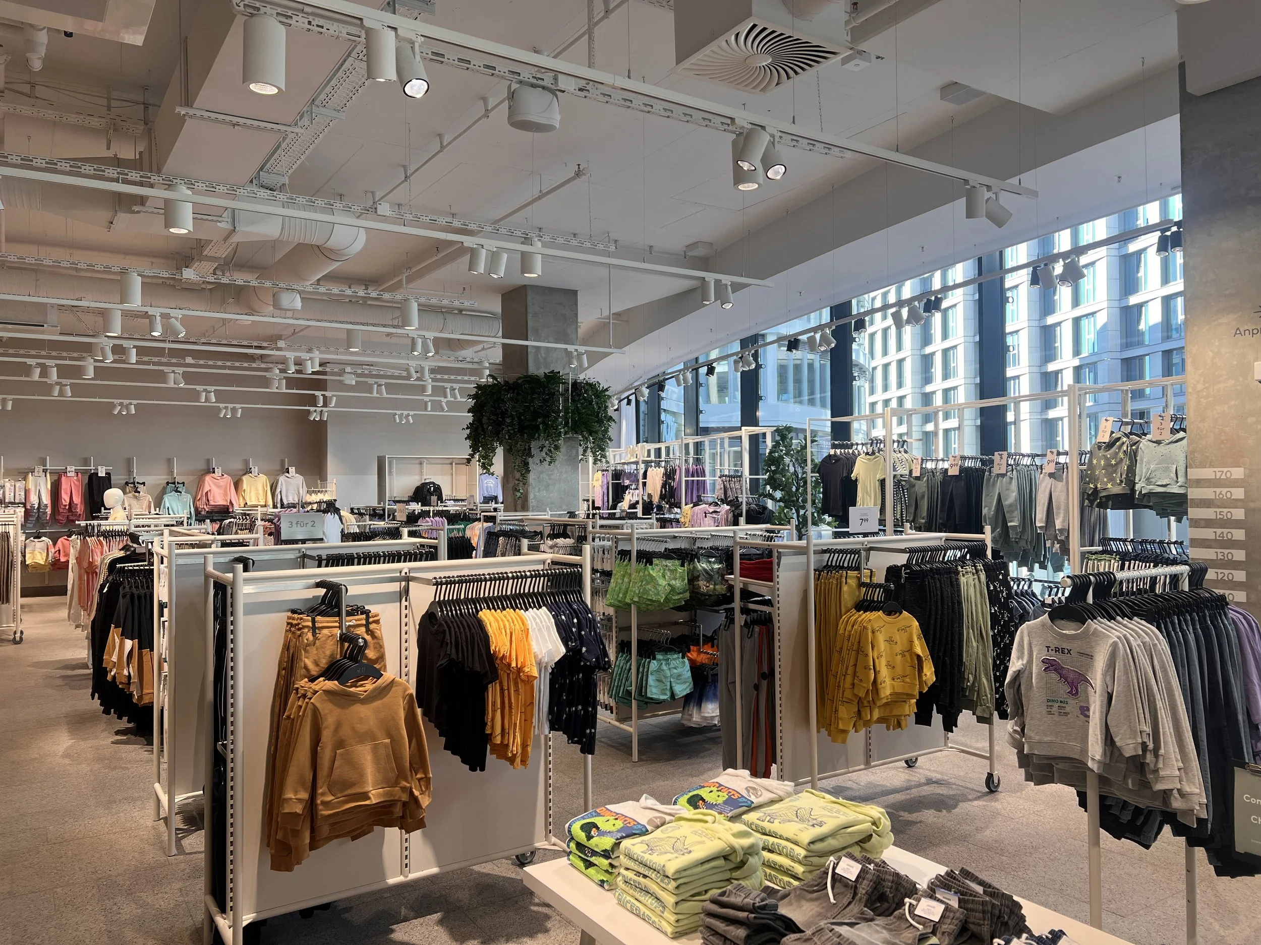 H&amp;M eröffnete seinen zweistöckigen Store in den Sedelhöfen 
