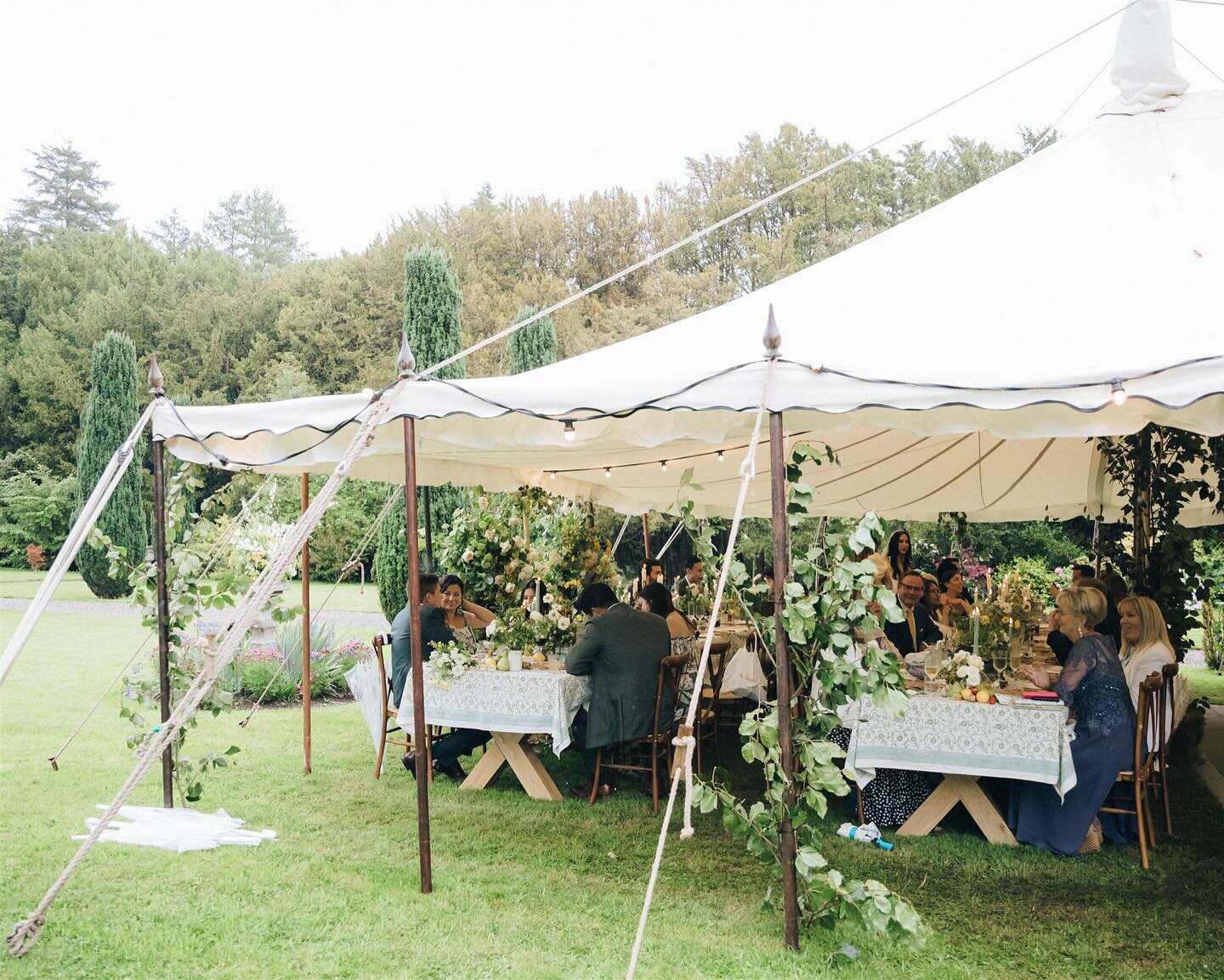 A glorious indoor-outdoor traditional pole tent wedding, last summer&hellip; the only way to have an al fresco feast in Ireland. We had the views of the castle &amp; the scent of the trees, we had the fresh air as the sun beamed down&hellip; and yes 