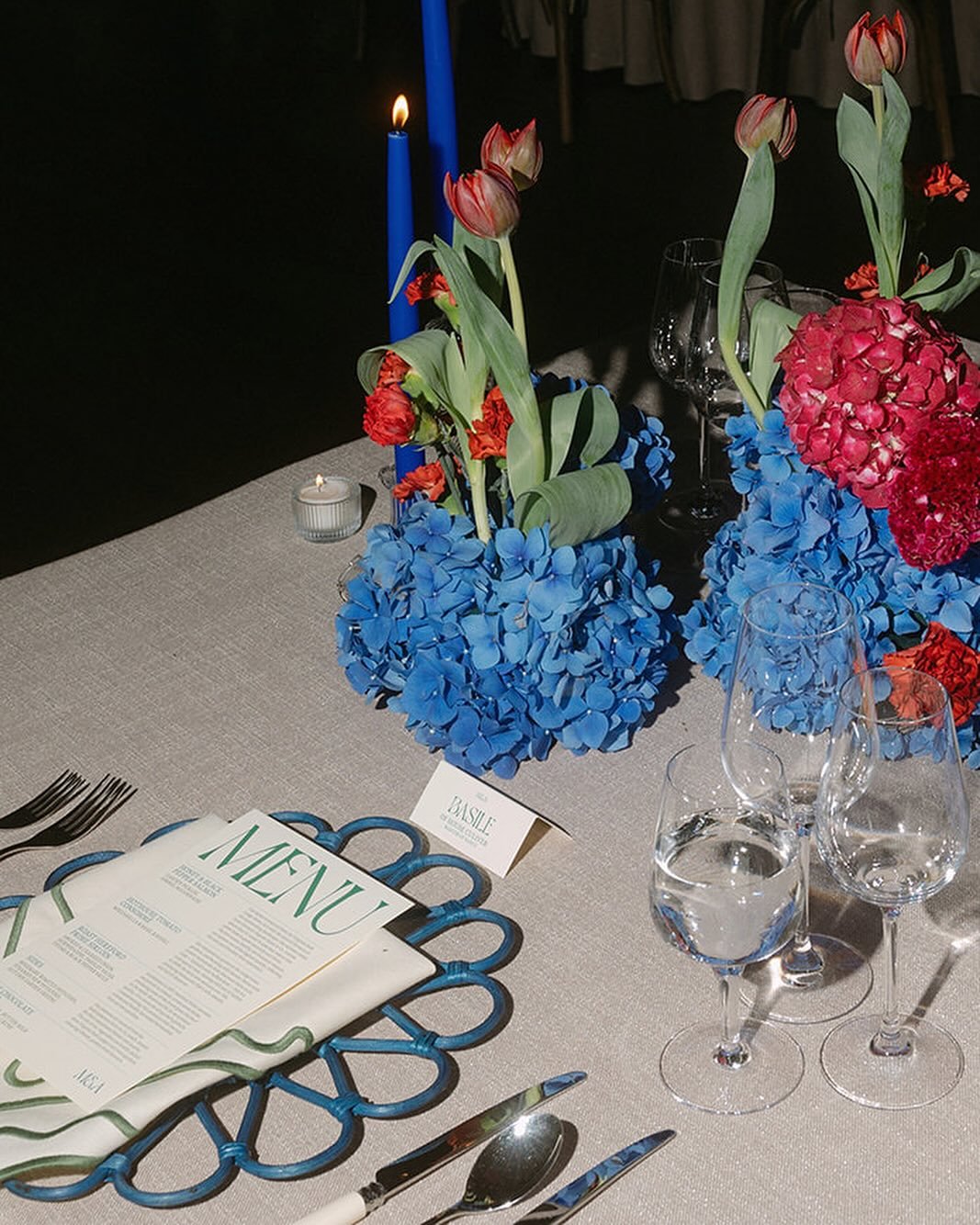 A punchy modern tablescape for Medb &amp; Alex last month, giving us energy in the newly arrived Irish winter&hellip; bring back the unseasonably warm October!! 

Photography @chriscopelandweddings 
Florals @therosehipandberry 
Venue @virginia_park_l