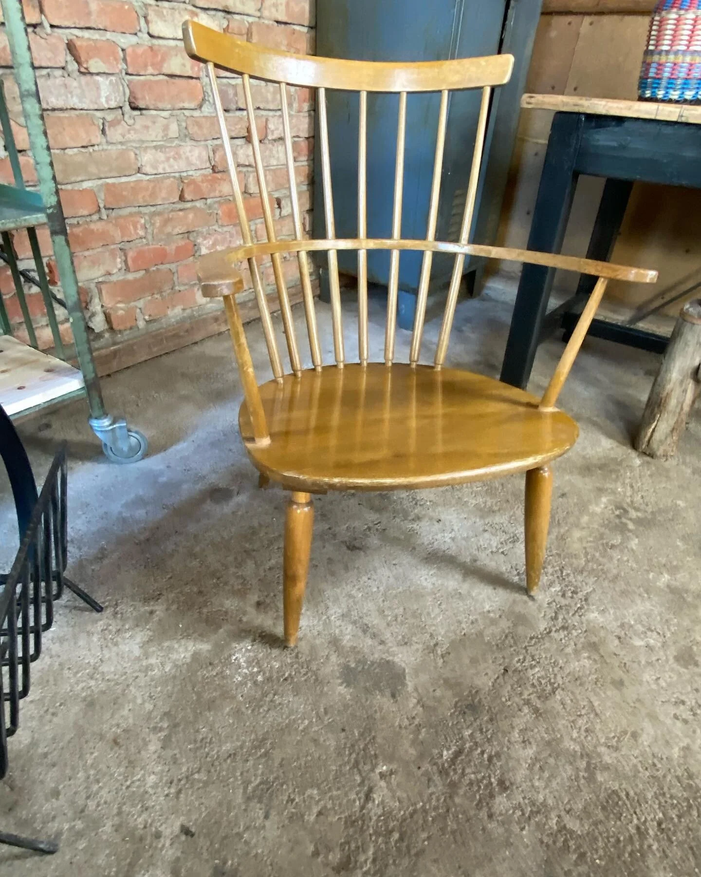 Sch&ouml;ner Neuzugang im American Craftman Stil. Sehr guter Zustand. F&uuml;r mehr Info bitte PN #americanfarmhousestyle #craftmanstyle #oldchair #upcycling #interiorinspiration